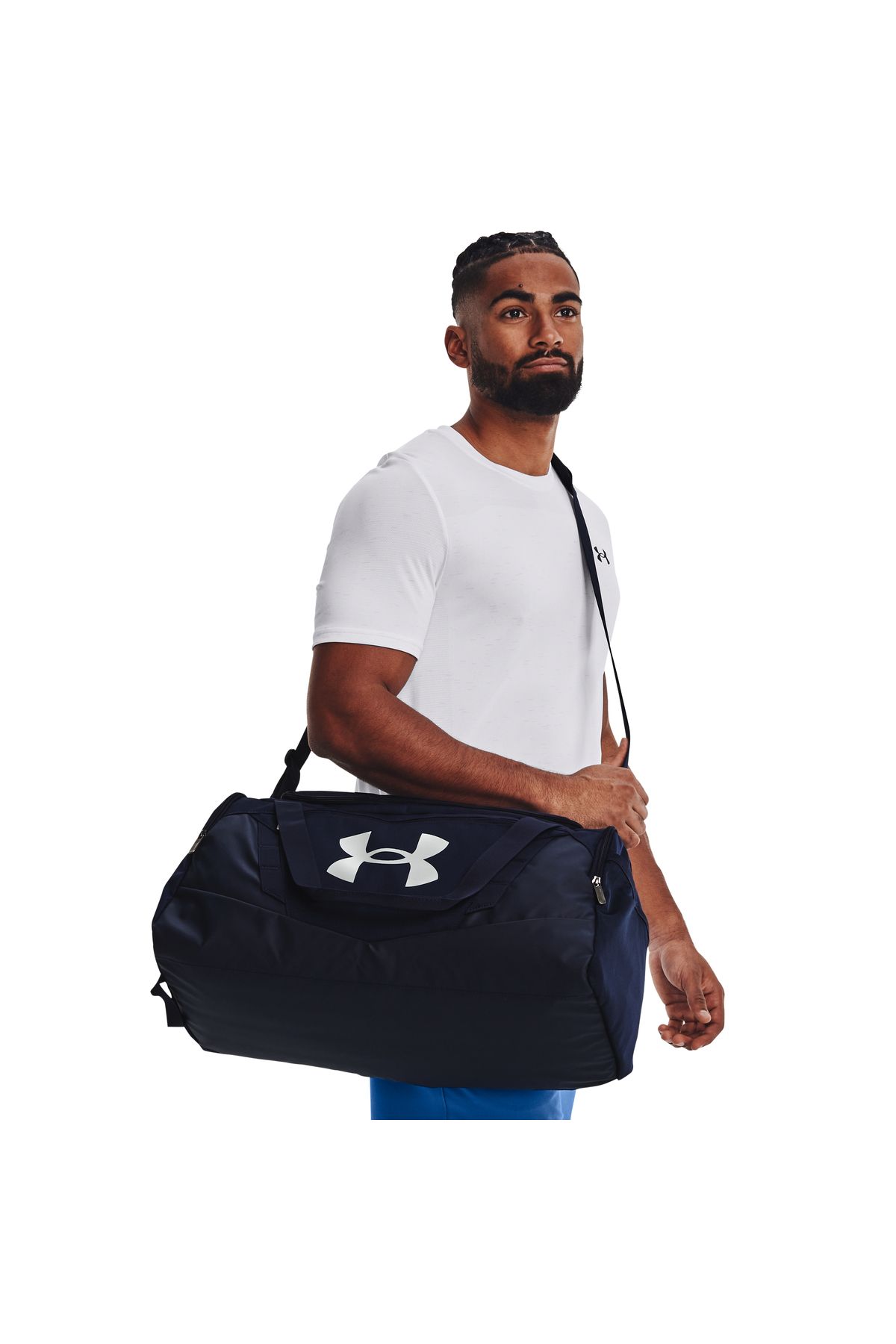 کیف اسپرت استوانه‌ای مقاوم و شیک، طراحی ویژه از مجموعه Sportswear Under Armour