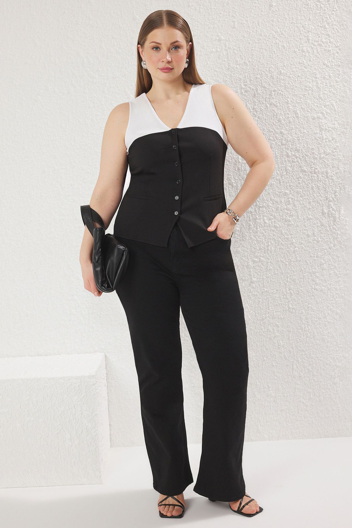 Trendyol Curve-Schwarz-weißes Camisole mit detailliertem, ärmellosem, geknöpftem, gestricktem Plus-Size-Weste und Bluse TBBSS25BH00020 1
