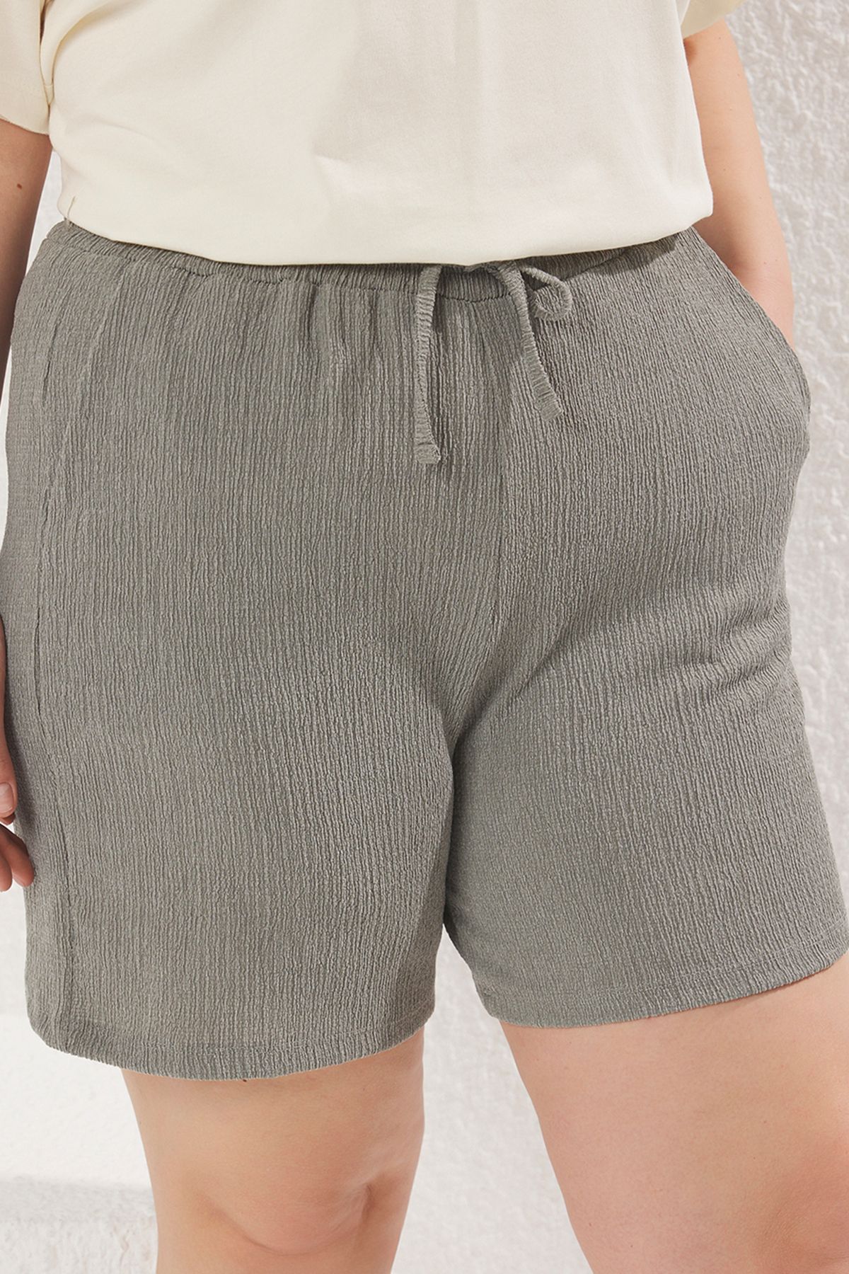 Trendyol Curve-Velké khaki texturované šortky a bermudy – Regular Fit TBBSS25AP00026 3