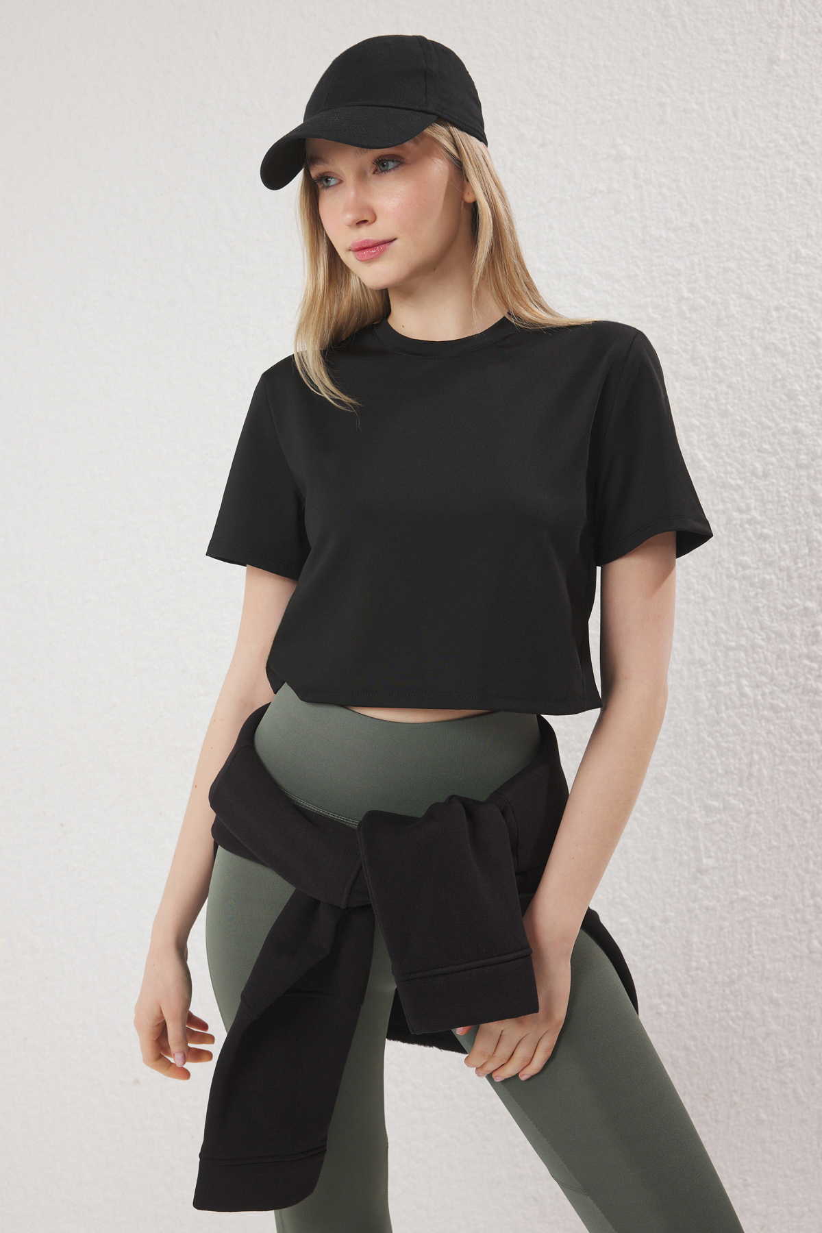 Trendyolmilla  Siyah Dalgıç/Scuba Kumaş Kruvaze Sırt Detaylı Crop Örme Spor T-Shirt THMSS25TS00006 - Görsel 2