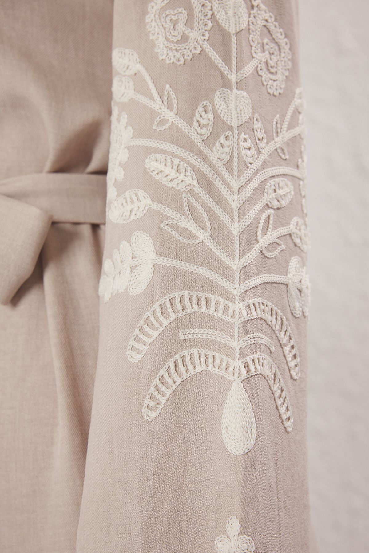 Trendyol Modest-Gewebtes Kleid in Stone-Leinen-Optik mit Stickerei-Detail am Ärmel TCTSS25EB00116 2