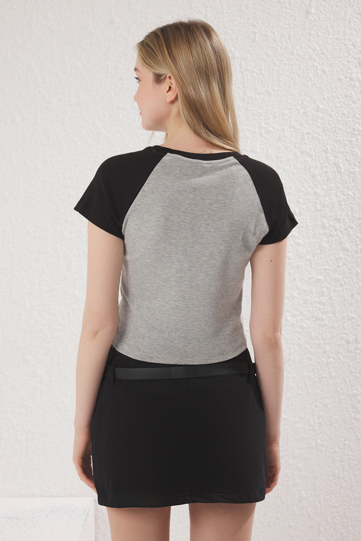 Trendyolmilla  Gri Renk Bloklu Fitted/Vücuda Oturan Crop Pamuklu Esnek Örme T-Shirt TWOSS25TS00112 - Görsel 4