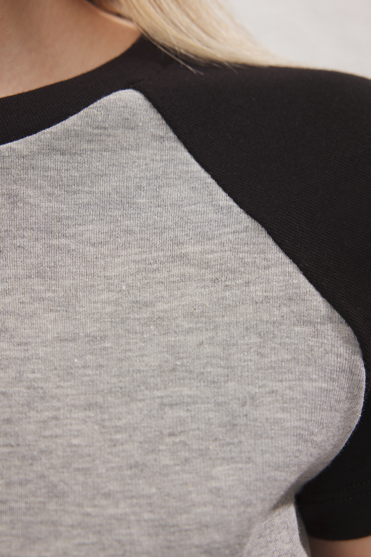 Trendyolmilla  Gri Renk Bloklu Fitted/Vücuda Oturan Crop Pamuklu Esnek Örme T-Shirt TWOSS25TS00112 - Görsel 3