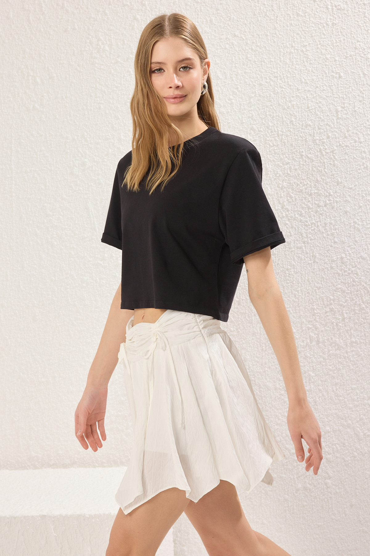 Trendyolmilla  Beyaz Etek Ucu Asimetrik Korse Bağlama Detaylı Mini Boy Etek TWOSS25ET00154 - Görsel 2