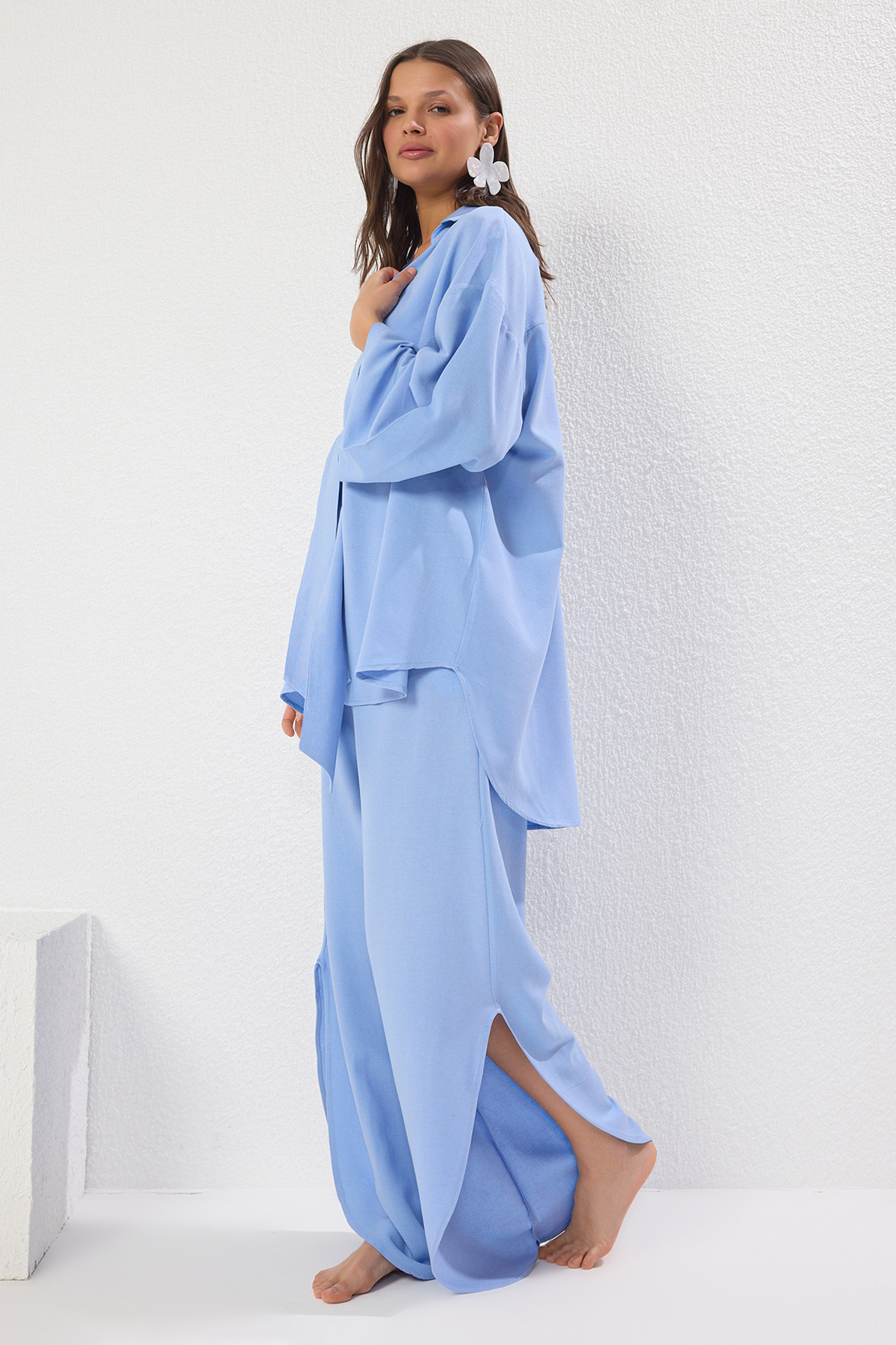 Trendyolmilla  Mavi Dokuma Bağlamalı Keten Karışımlı Gömlek Pantolon Plaj Takım TBESS24AU00031 - Görsel 3