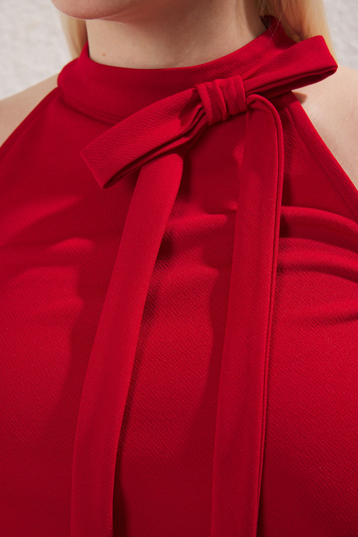Trendyol Curve-Rote Neckholder-Strickbluse mit Schnürdetail in Übergröße TBBSS25AF00007 3