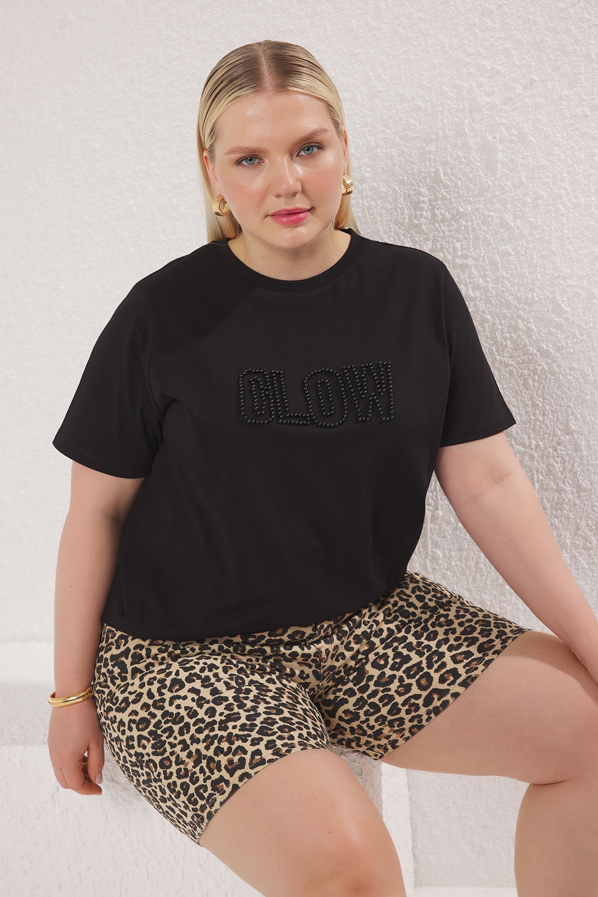 Trendyol Curve-Black Trok Accessory Detailed Boyfriend Fit Plus Size T-Shirt Tbbss25Bf00060 2