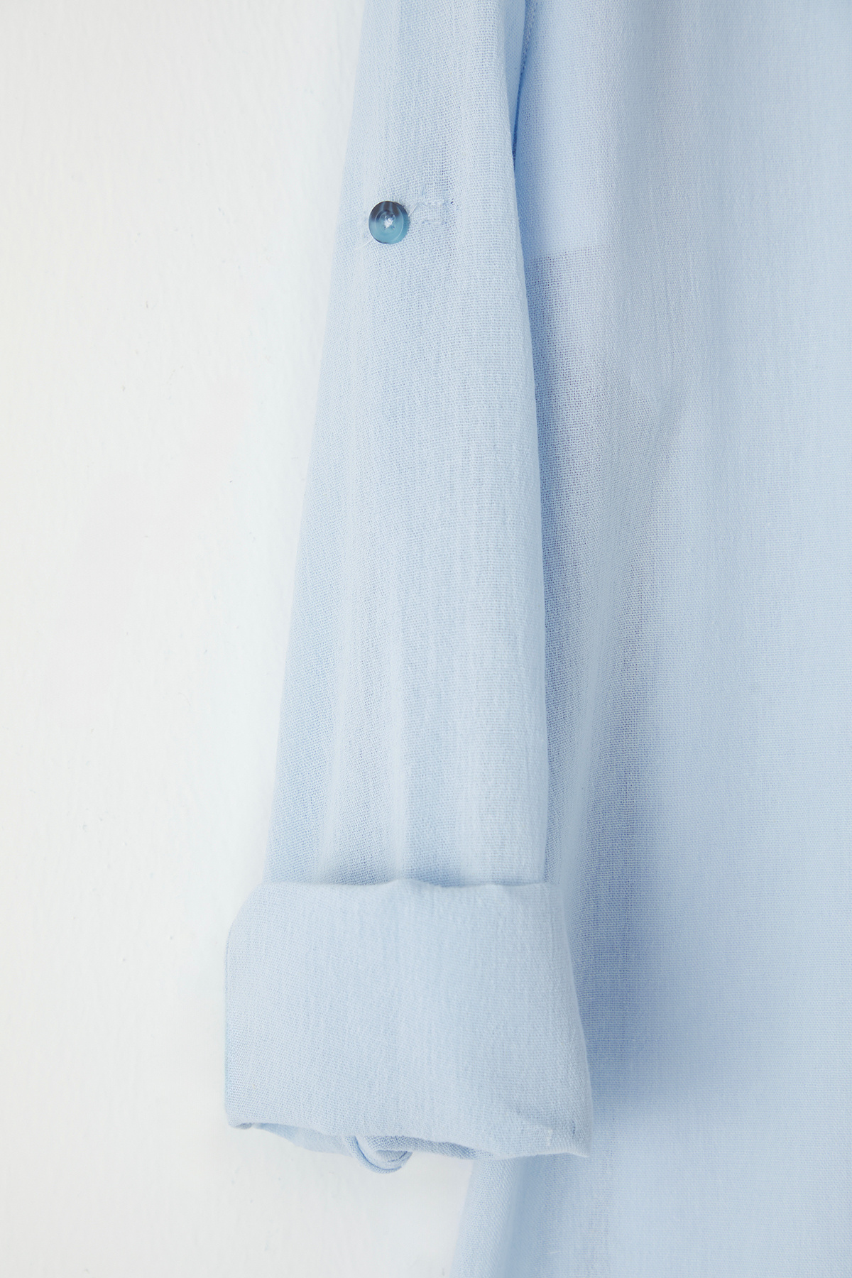 Trendyolmilla  Açık Mavi Regular Fit Apoletli Buruşuk Efektli Keten Görünümlü Gömlek TMNSS23GO00061 - Görsel 3