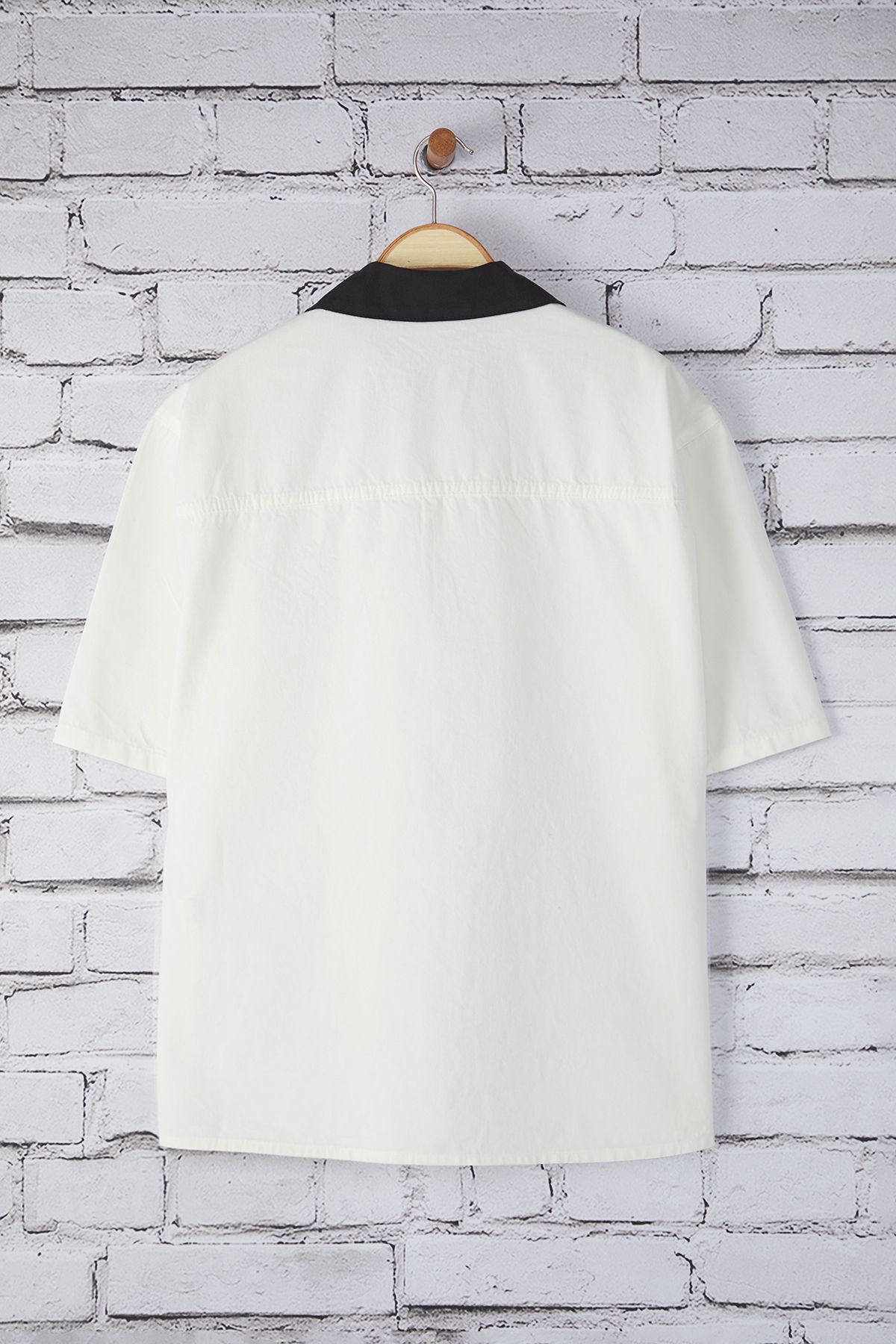 Trendyol Collection-Лятна риза в екрю оверсайз кройка с контрастна яка и етикет с нашивка TMNSS25GO00043 6