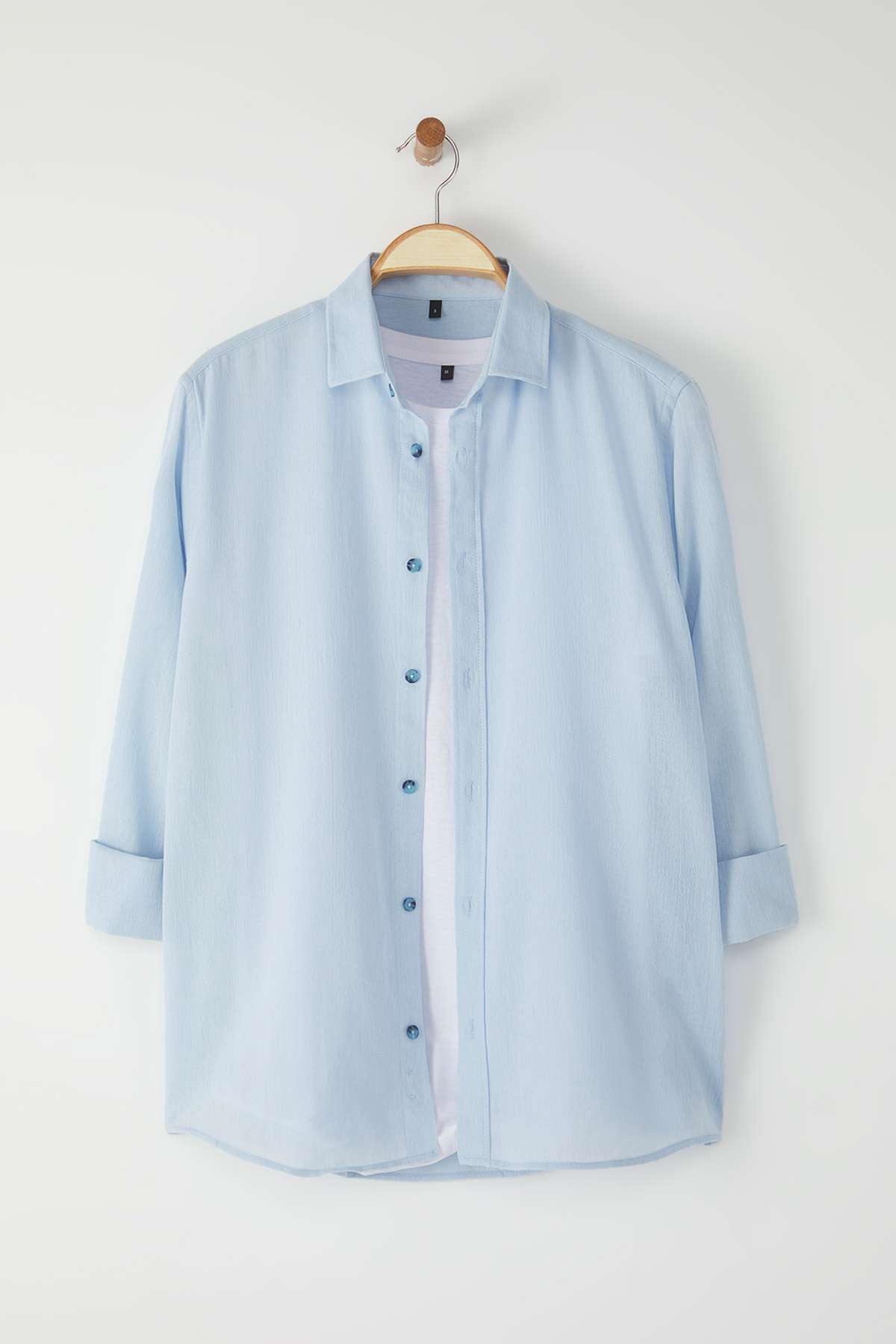 Trendyolmilla  Açık Mavi Regular Fit Apoletli Buruşuk Efektli Keten Görünümlü Gömlek TMNSS23GO00061