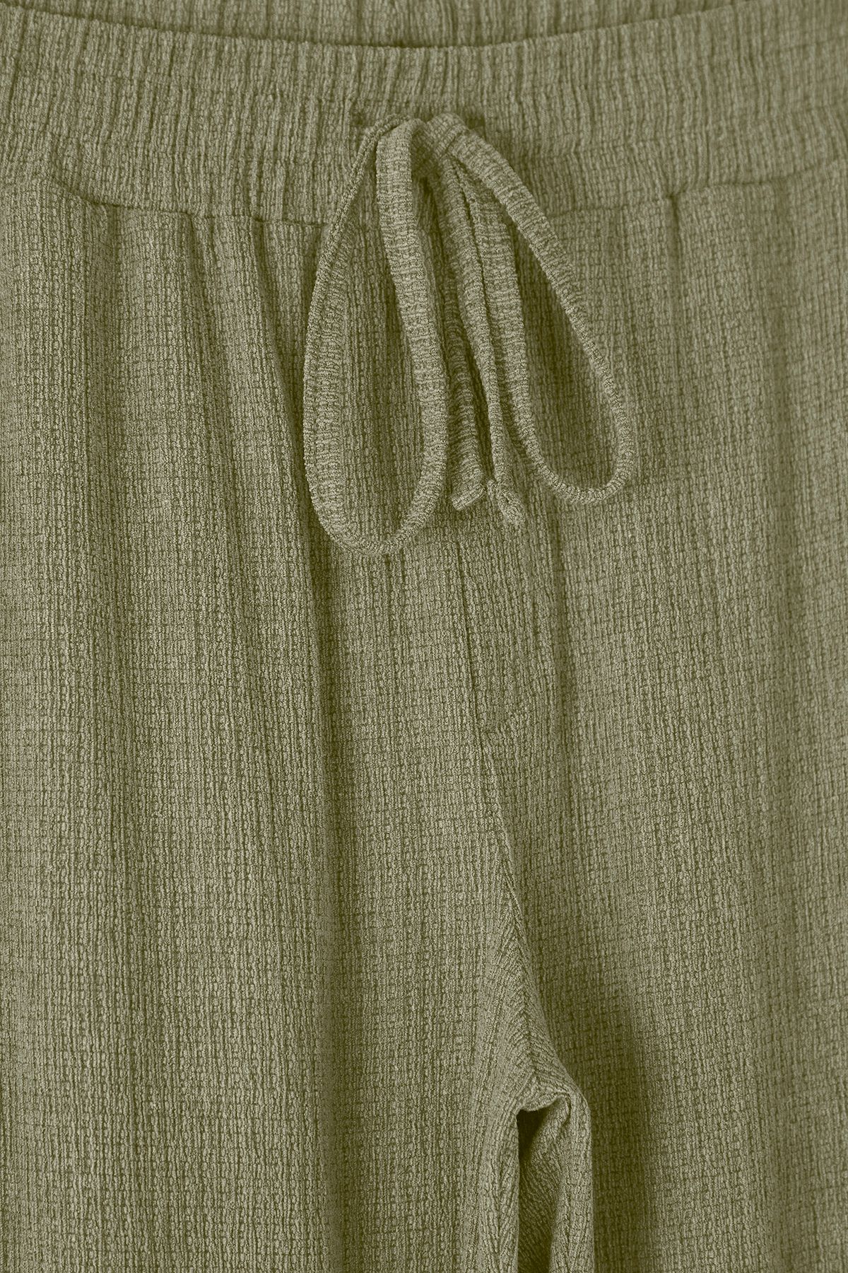 Trendyol Collection-Mintfarbener, strukturierter Trainingsanzug mit offenem Bein (TMNSS25EA00008) 2