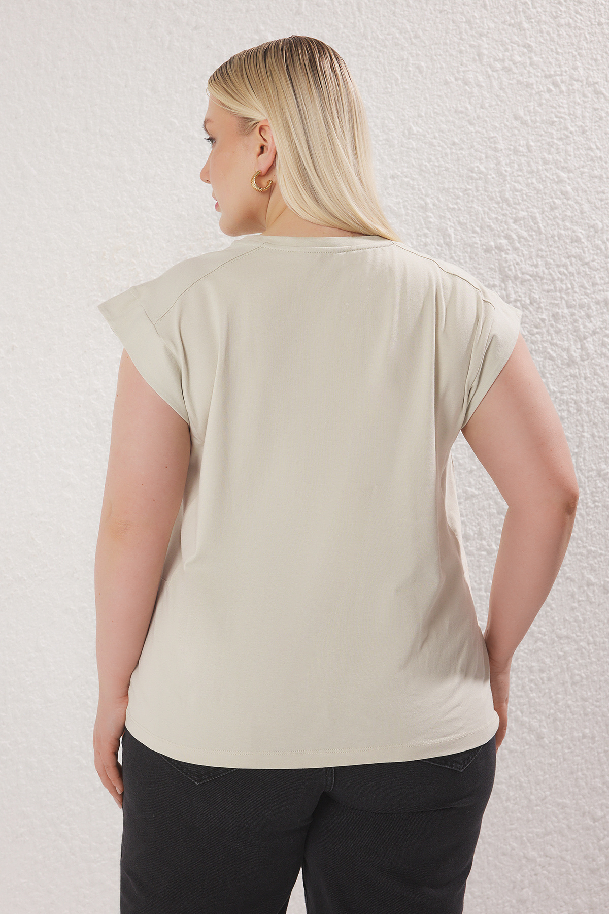 Trendyol Curve-Béžové tričko větší velikosti – 100% bavlna, Regular Fit TBBSS25BF00004 4