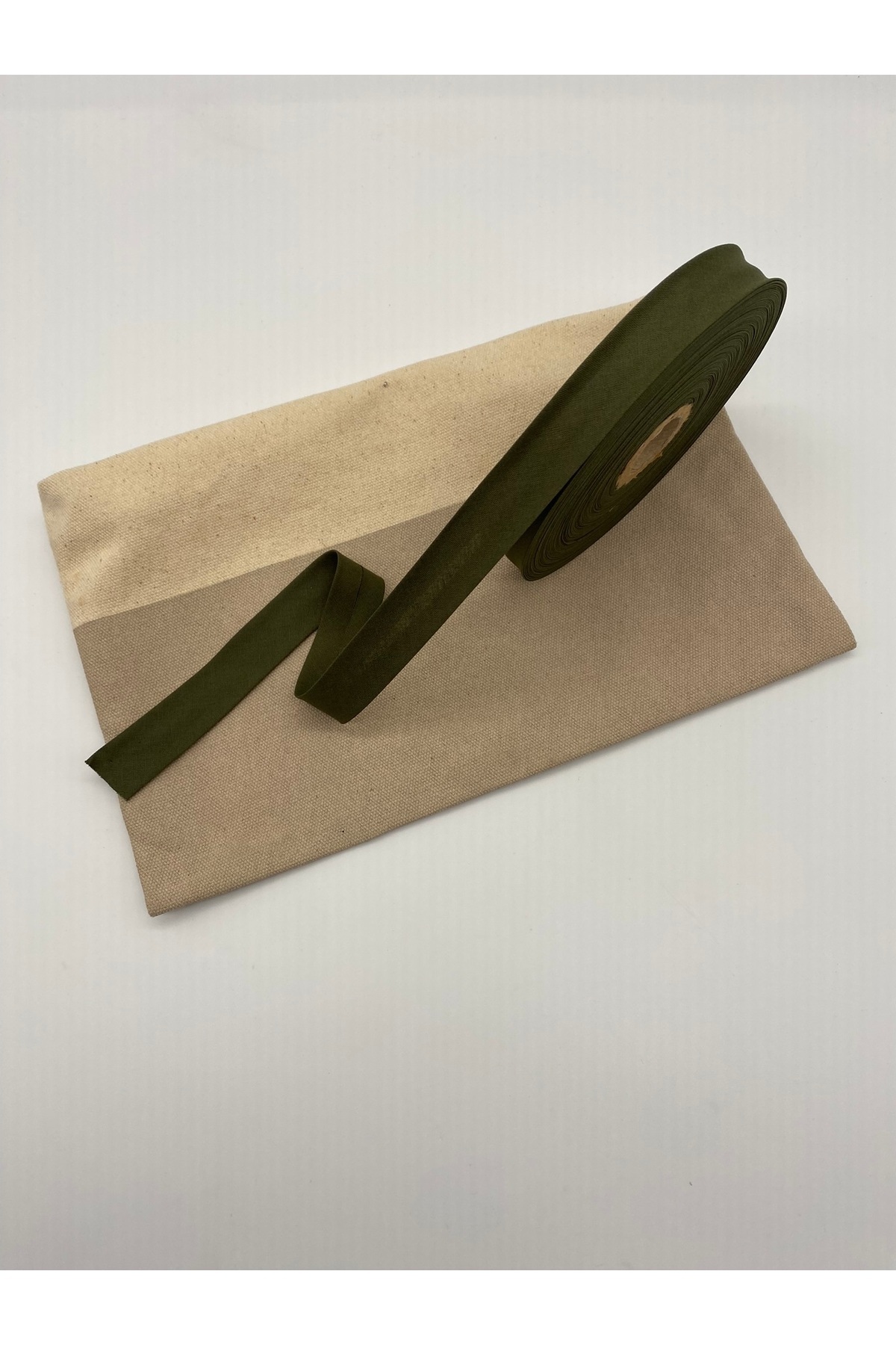 Ak Tuhafiye %100 Pamuk (Koton) Biye Haki 25 Metre Uzunluk- 2 cm Genişlik - Verev Katlı Koton Biye 25 Metre No:68