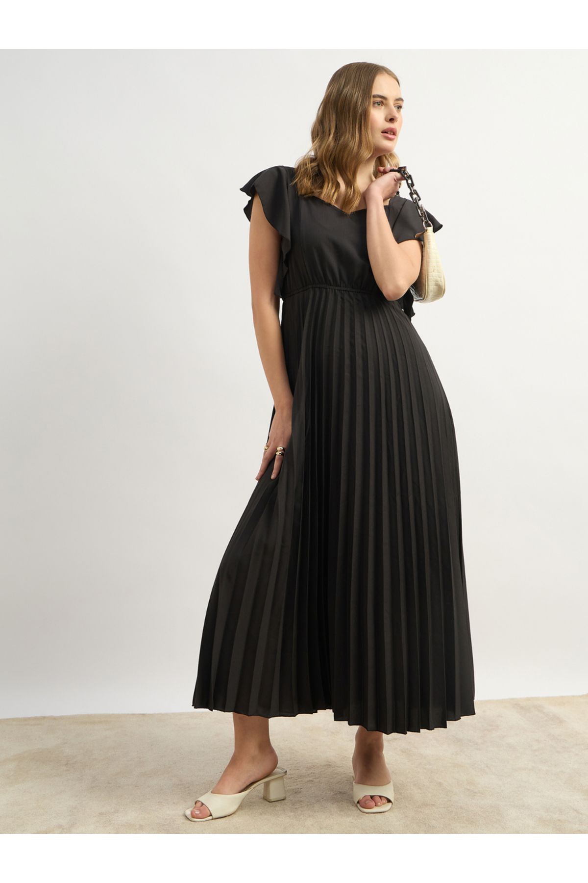 Styli-Pleated Sweetheart Neck A-Line Maxi Dress 1