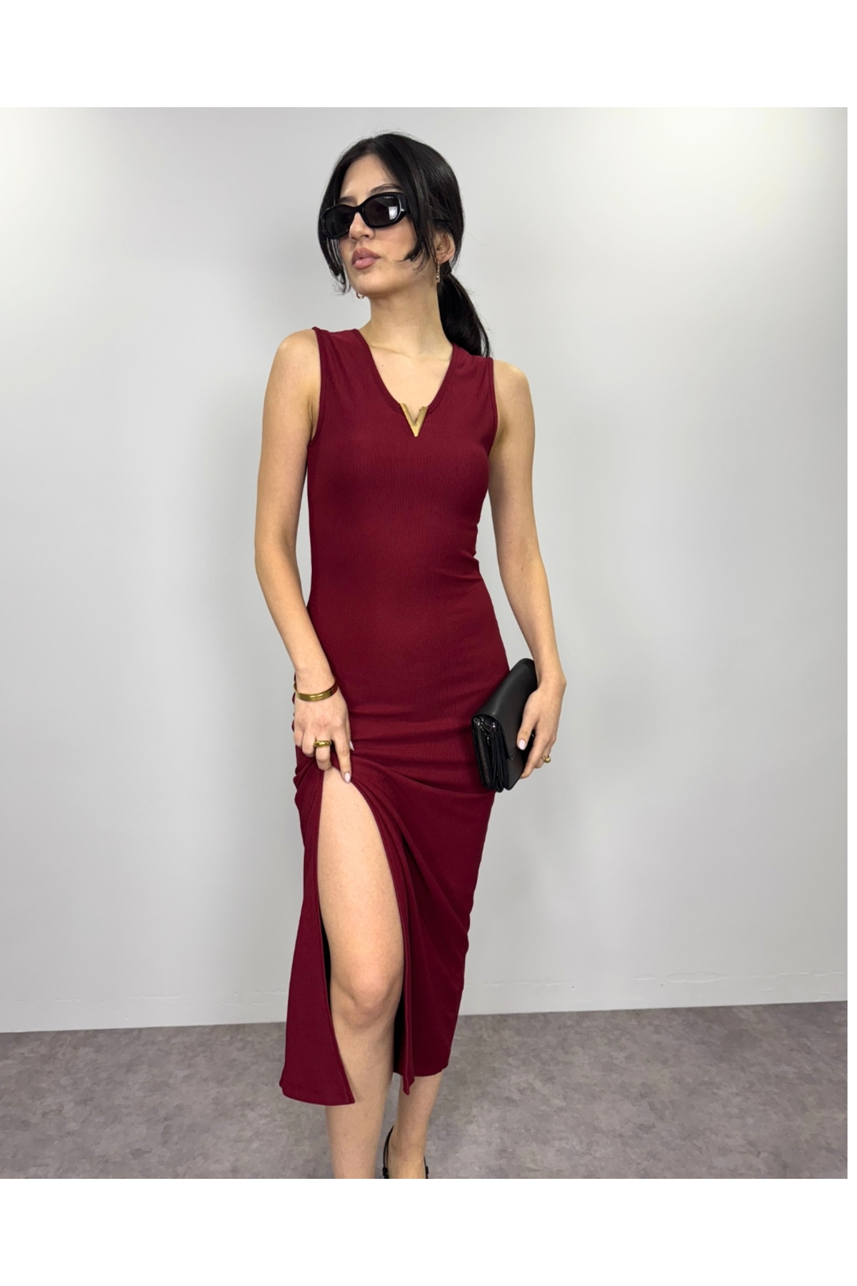 Bordo Sıfır Kol V Aksesuarlı Yırtmaçlı Midi Boy Elbise