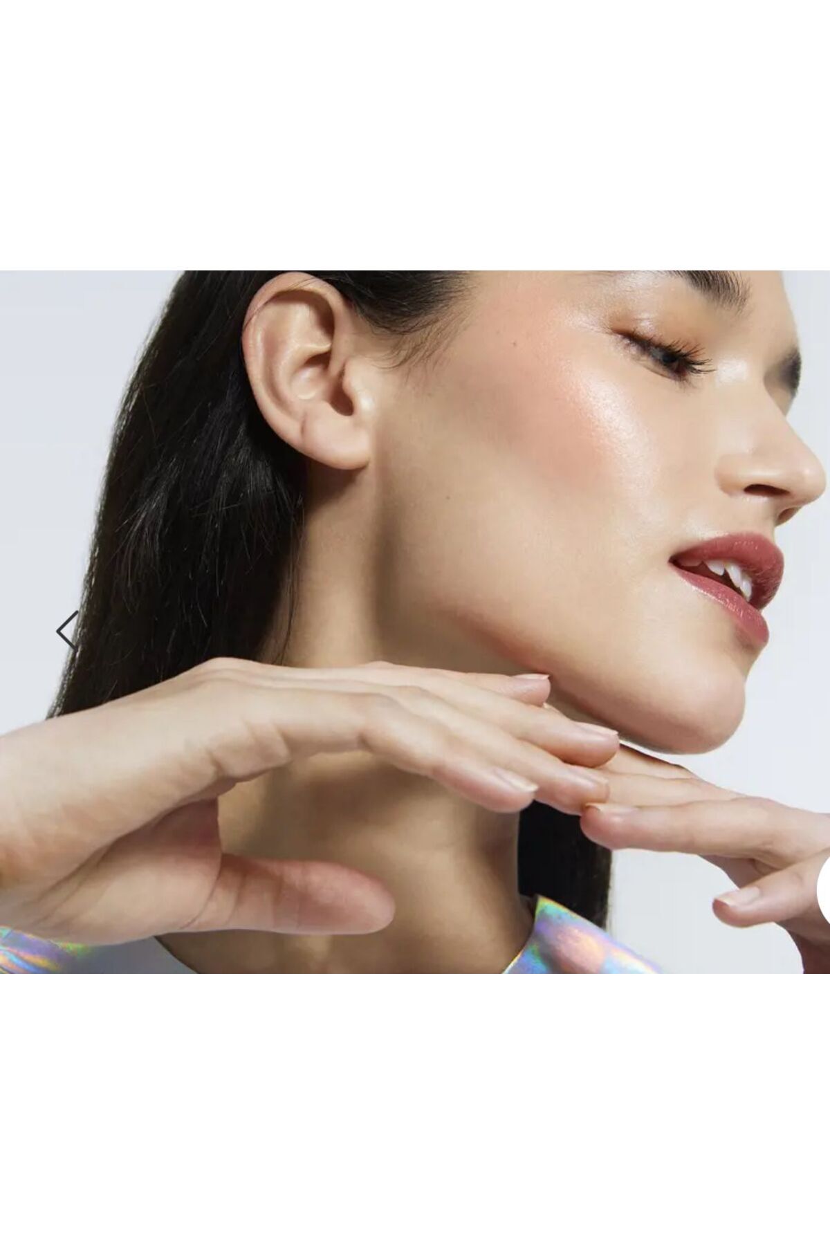 The One Illuskin Glow Reflective Suya Ve Tere Dayanıklı 12 Saat Kalıcı Fondöten 46333