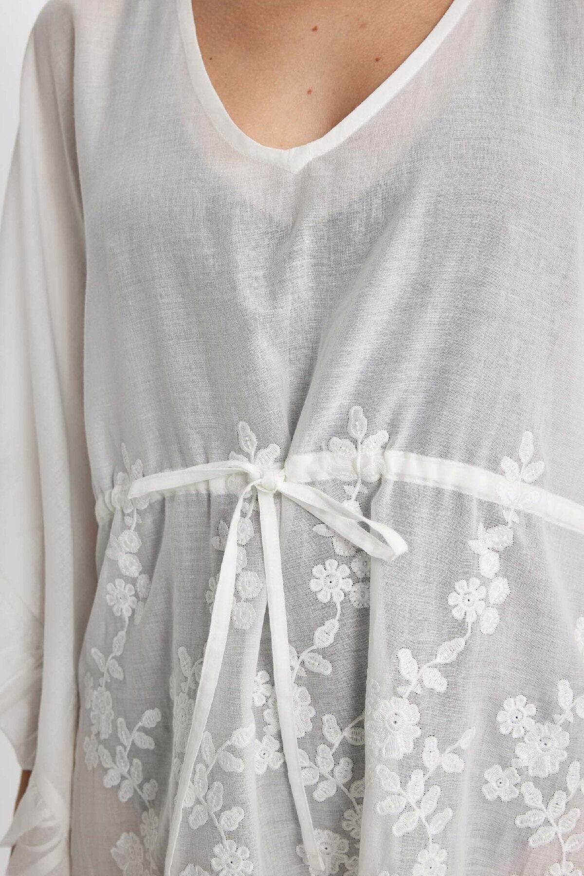 DeFacto-Weißer Kimono mit V-Ausschnitt und Aufdruck – Fall In Love B8161ax24sm 4
