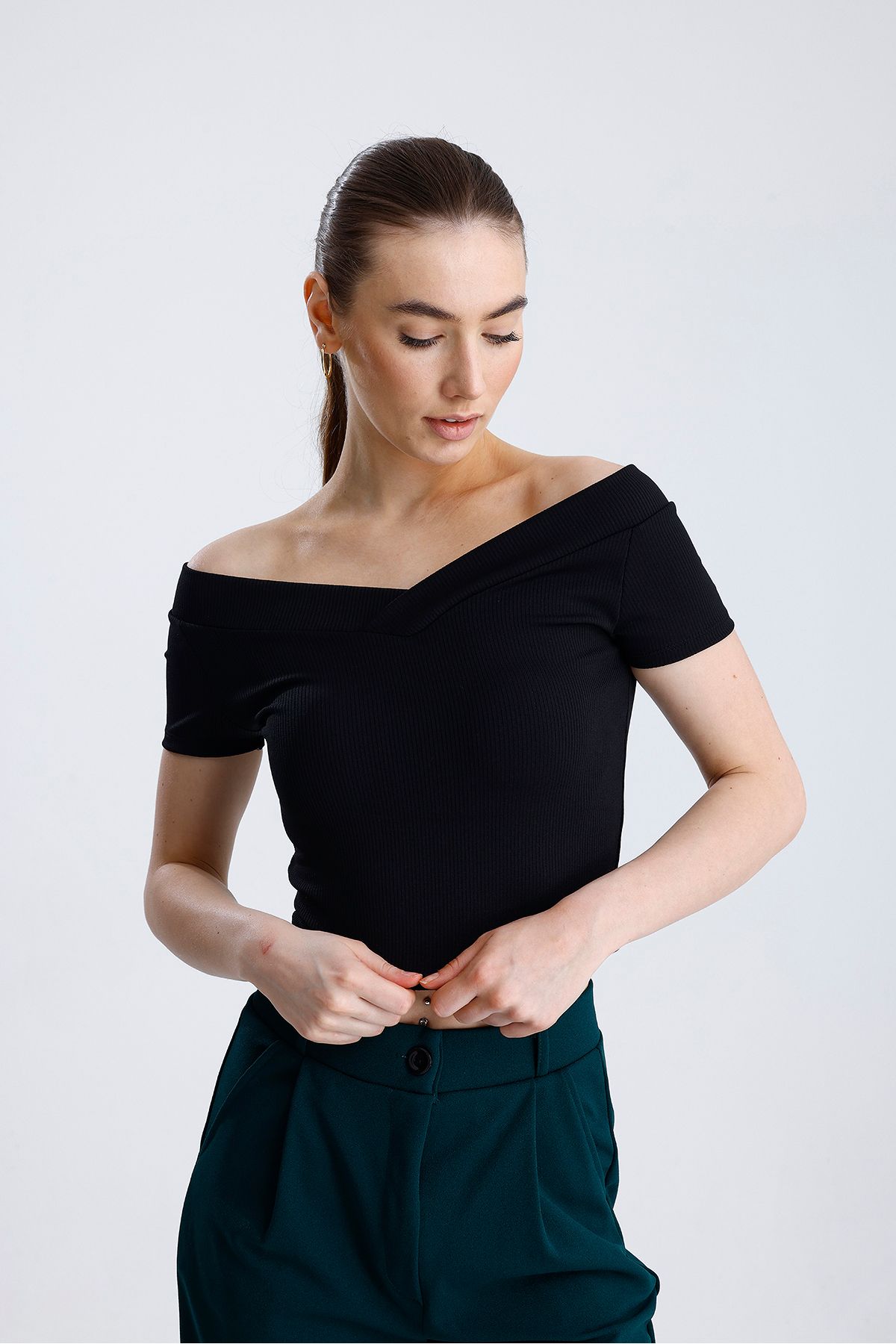 mezozoik-Black V-Neck Short Sleeve Crop Blouse 2