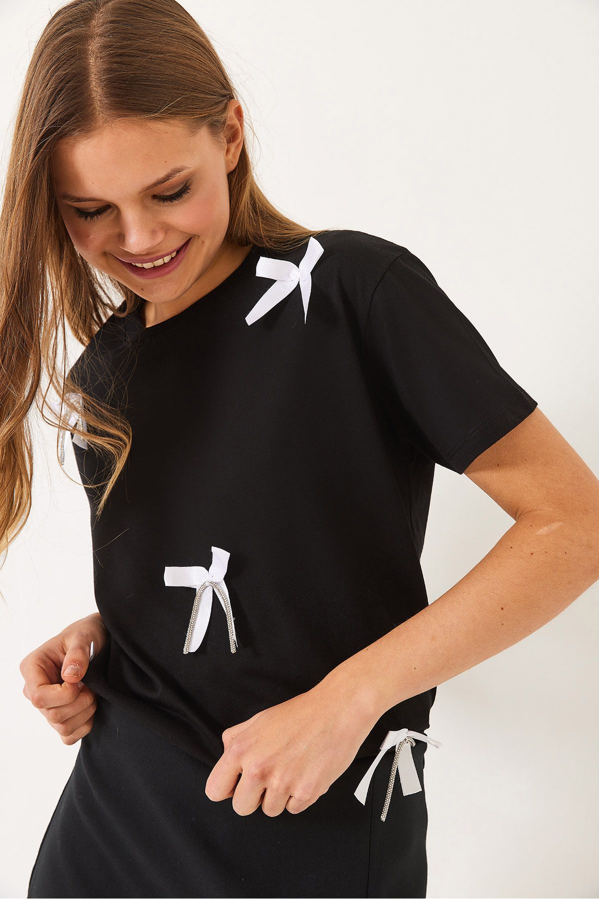 Bianco Lucci-Damen-T-Shirt mit Satinband-Accessoires und Steindetails 60602011 6