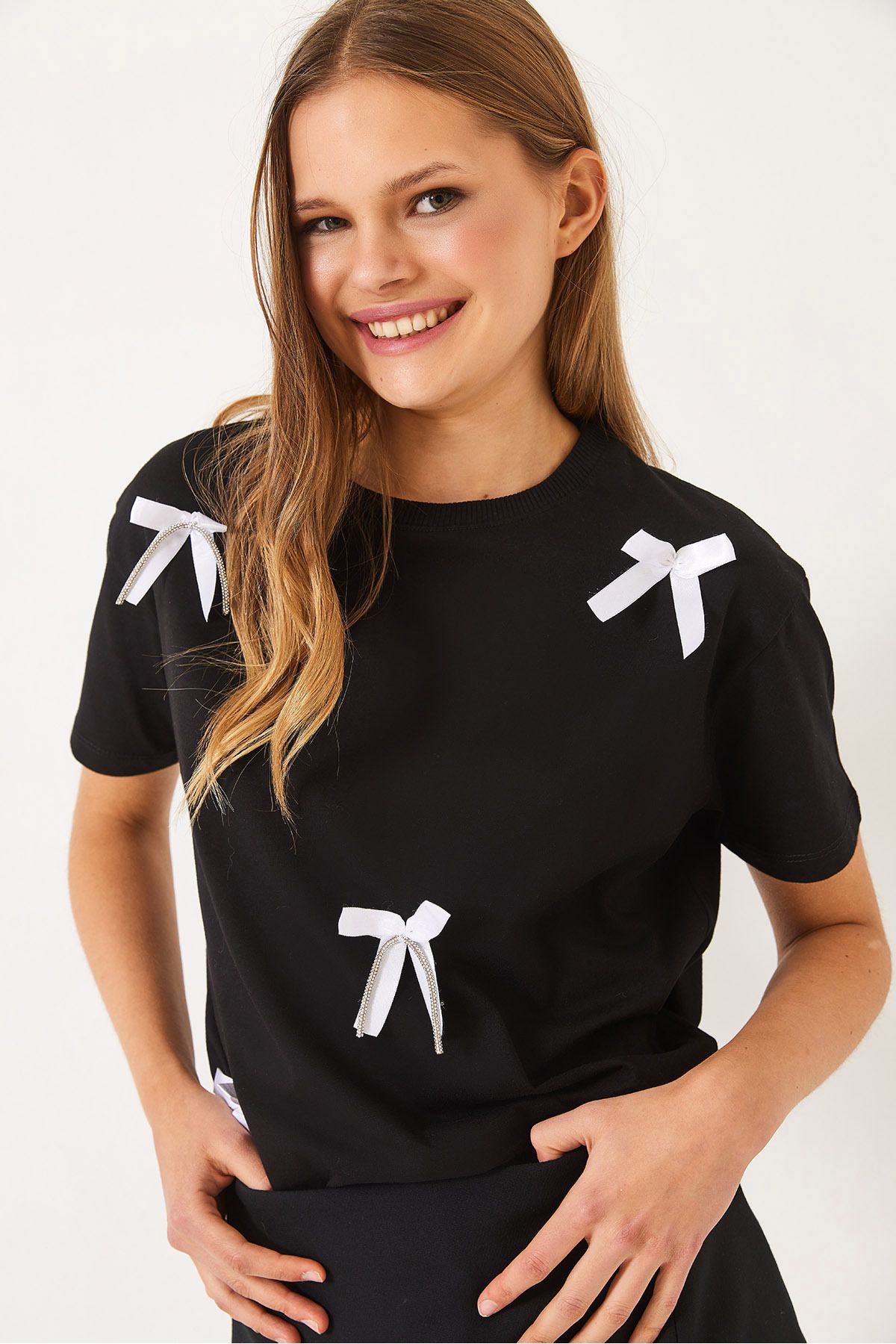 Bianco Lucci-Damen-T-Shirt mit Satinband-Accessoires und Steindetails 60602011 3