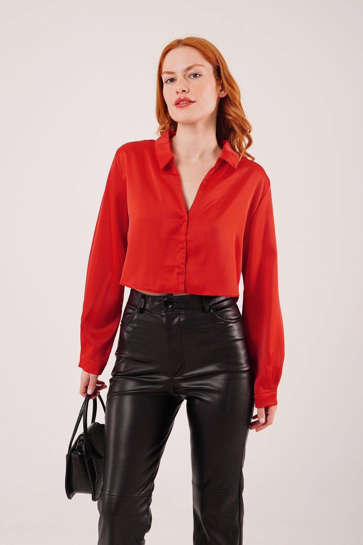 Deridün Yıldız Shoes Saten Crop Model Kırmızı Gömlek