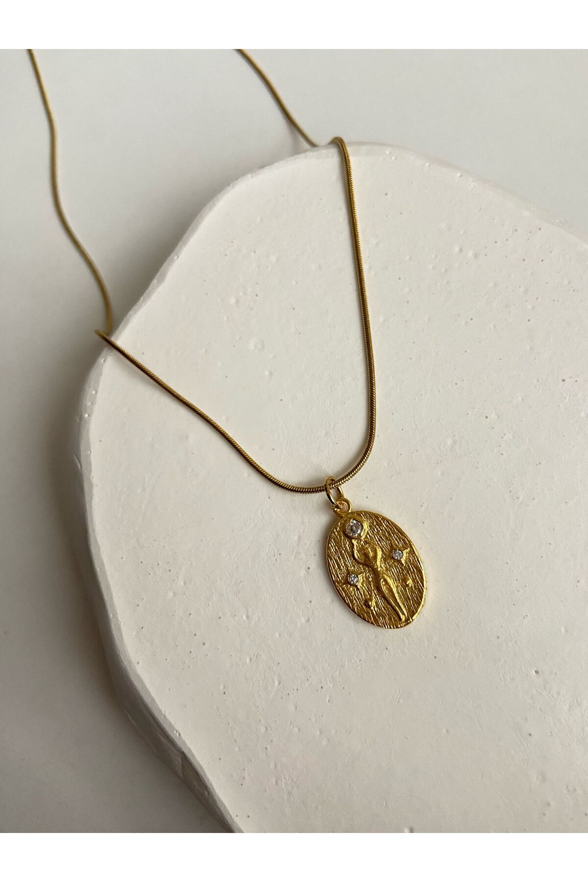 Taşlı Kadın Figür Charm Yılan Zincir Altın Kaplama Gold Kadın Kolye (45 cm) – Sevgililer Günü Özel - Detay Görseli 2