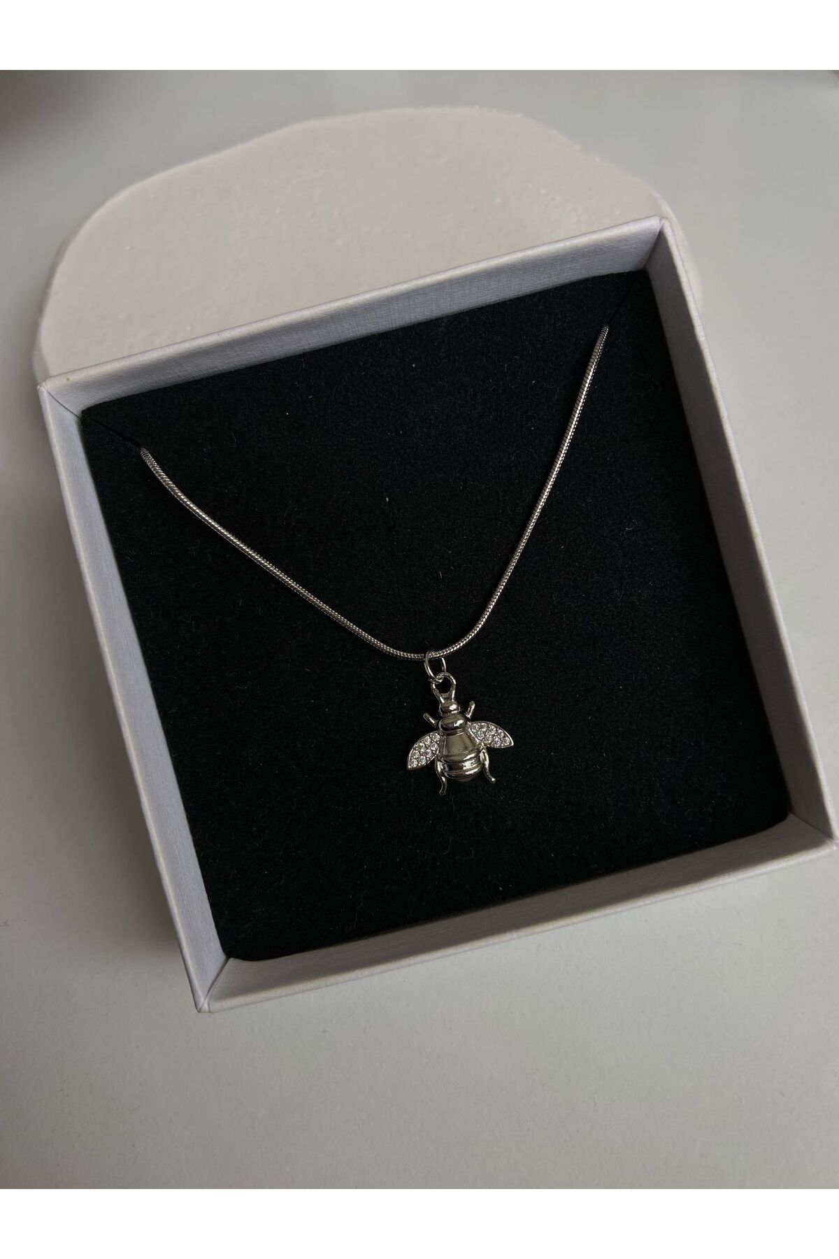 Gümüş Arı Charm Yılan Zincir 45 Cm Çelik Kolye - Detay Görseli 1