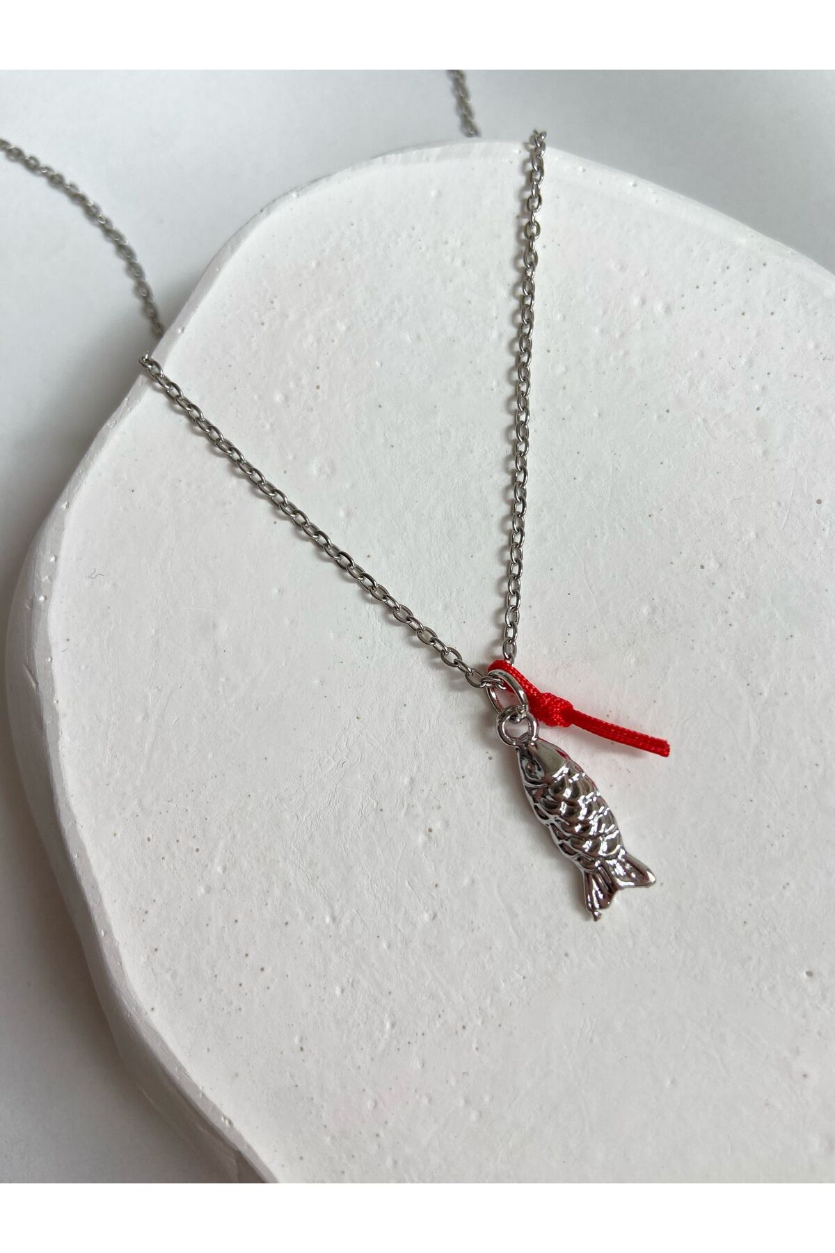 Gümüş Balık Ve Kırmızı Kurdela Charm 45 Cm Çelik Kolye - Detay Görseli 2