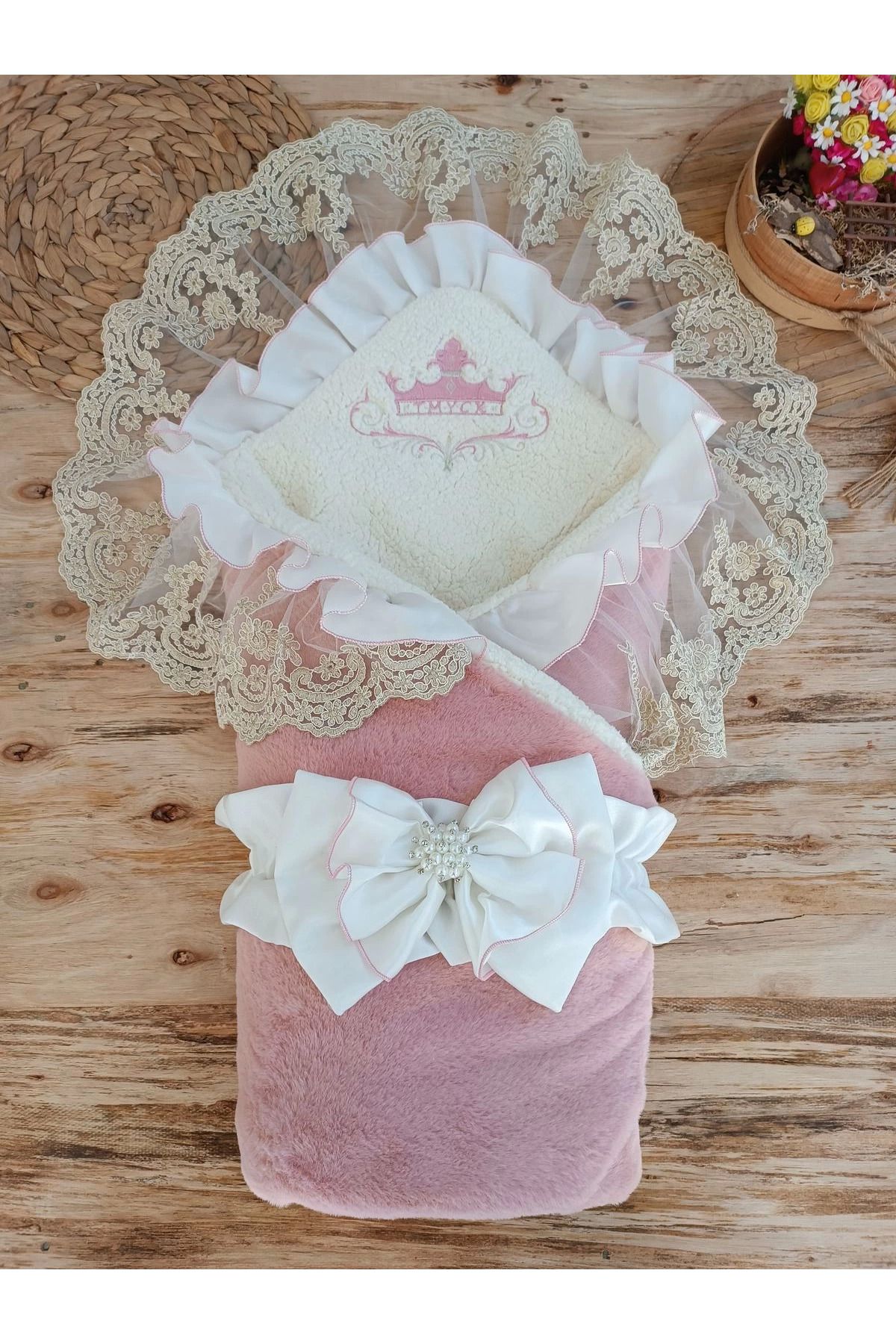 Ecenaz YenidoğanWoolYünKumaşTaçNakışlıGüpür Duvaklı Fiyonk Prizma Taş Unisex Kundak Bebek Battaniyesi Pembe