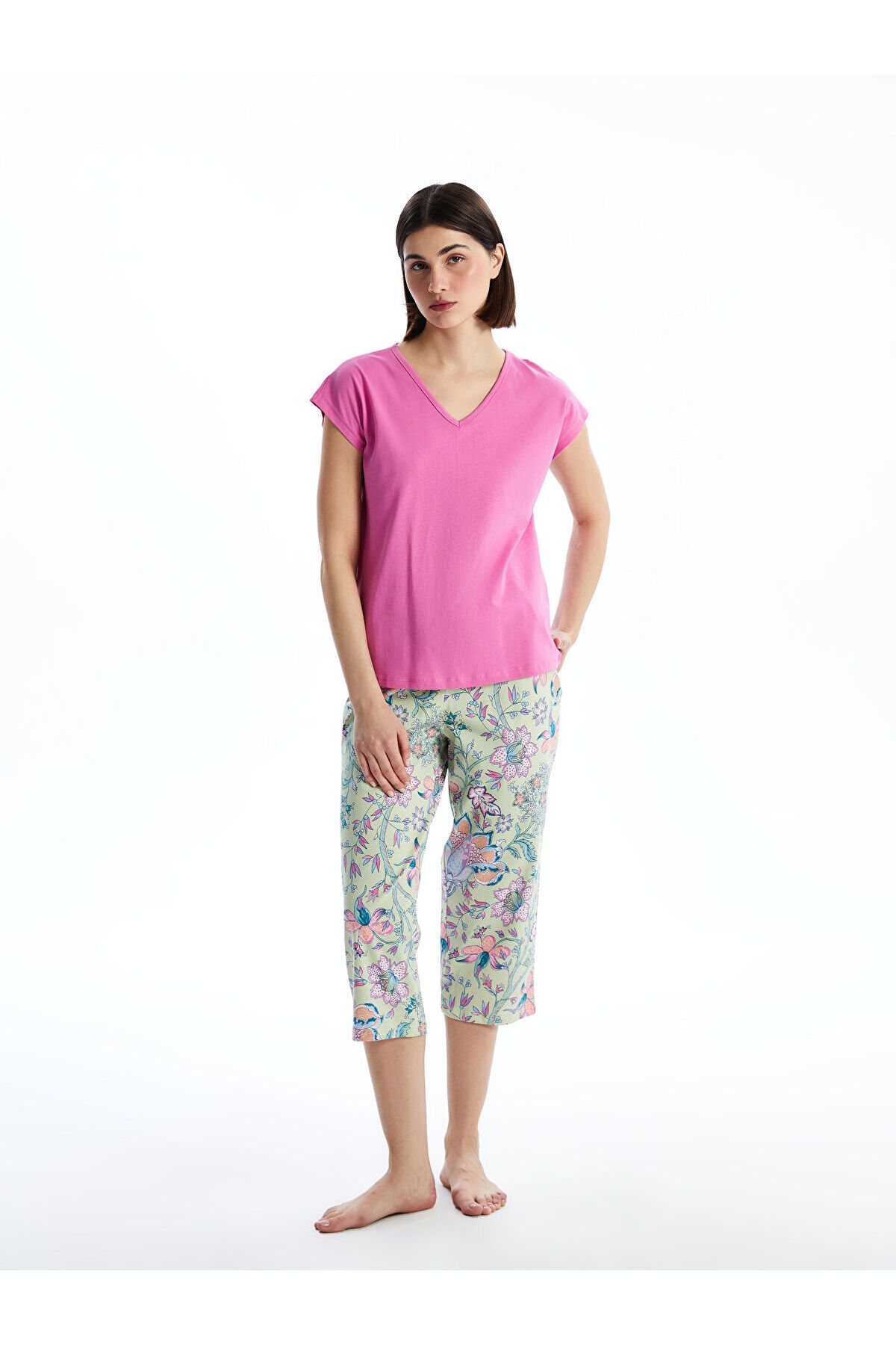 LC Waikiki V Yaka Çiçekli Kadın Kaprili Pijama Takımı