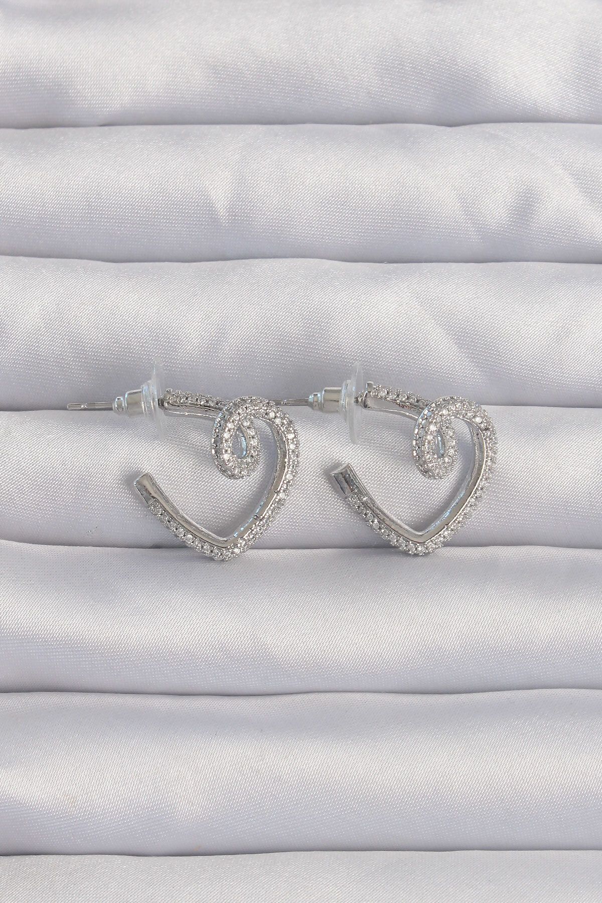 LovelymCo Pirinç Gümüş Renk Zirkon Taşlı Kıvrımlı Yarım Kalp Küpe - Lisinya