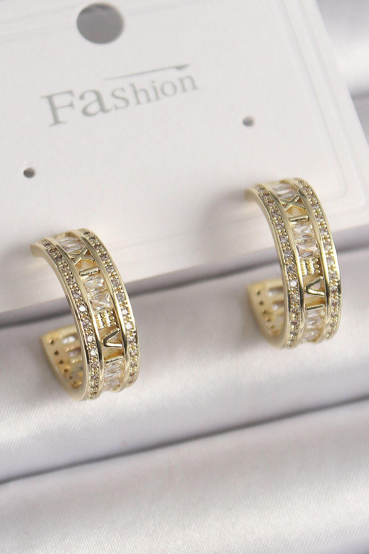 LovelymCo Pirinç Gold Renk Zirkon Taşlı İşleme Detay Halka Model Kadın Küpe - Lisinya