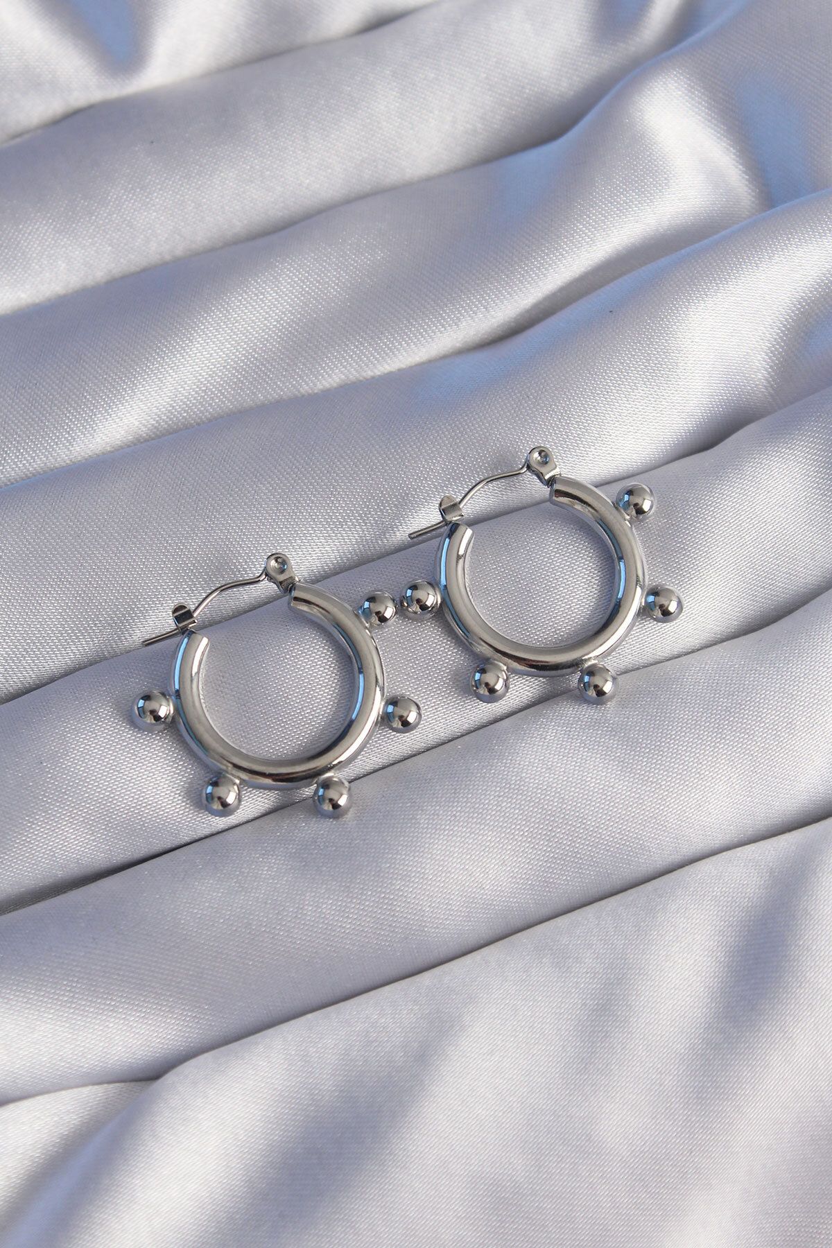 LovelymCo 316l Çelik Gümüş Renk Topçuk Tasarımlı Oval Küpe - Lisinya