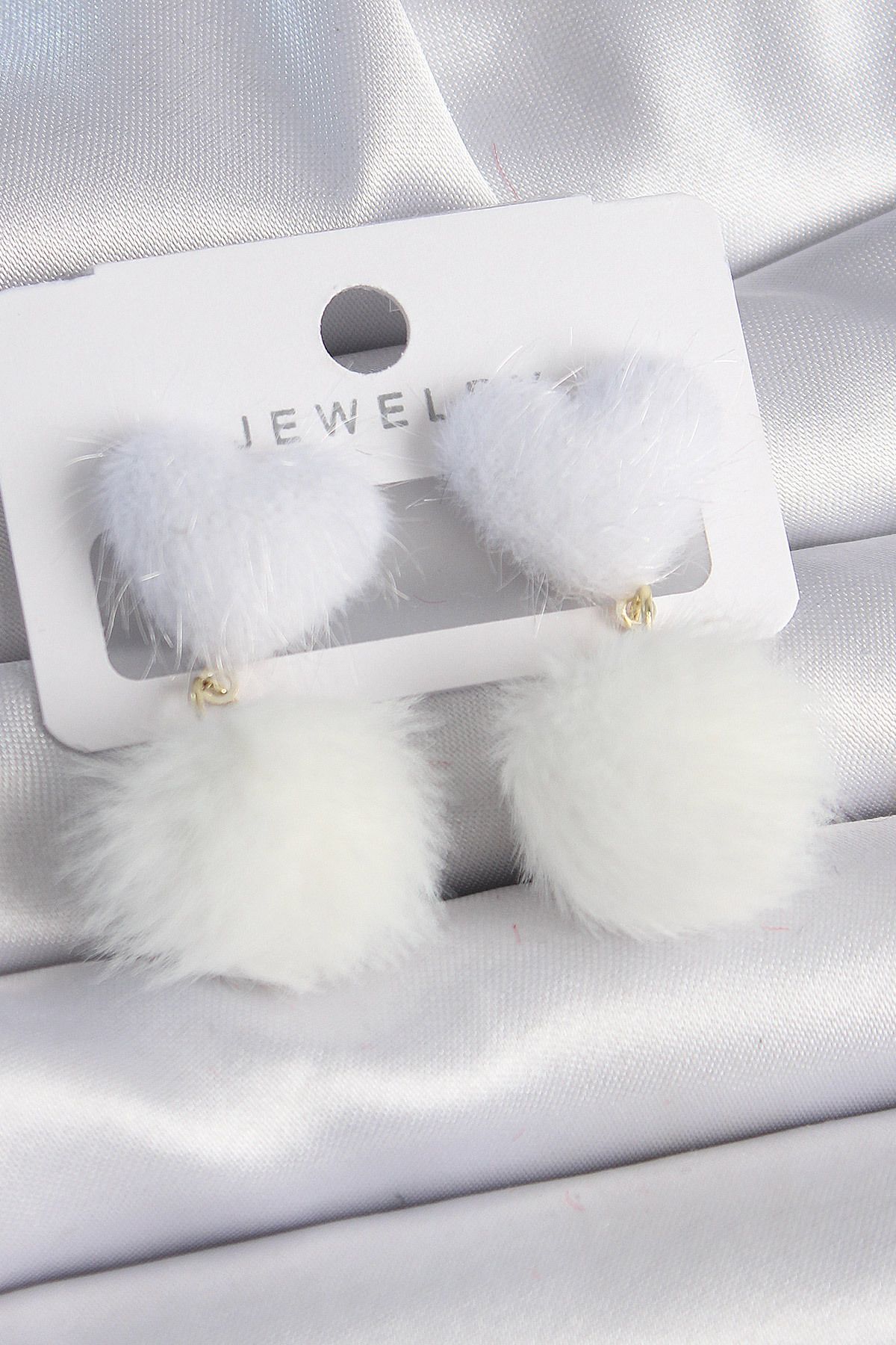 LovelymCo Beyaz Tüylü Kalp Ponpon Model Kadın Küpe - Lisinya