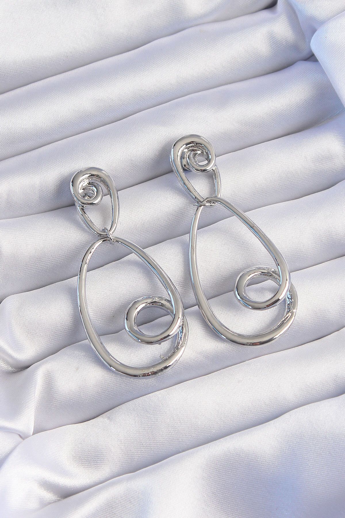 LovelymCo Pirinç Gümüş Renk Kıvrımlı Sallantılı Küpe - Lisinya
