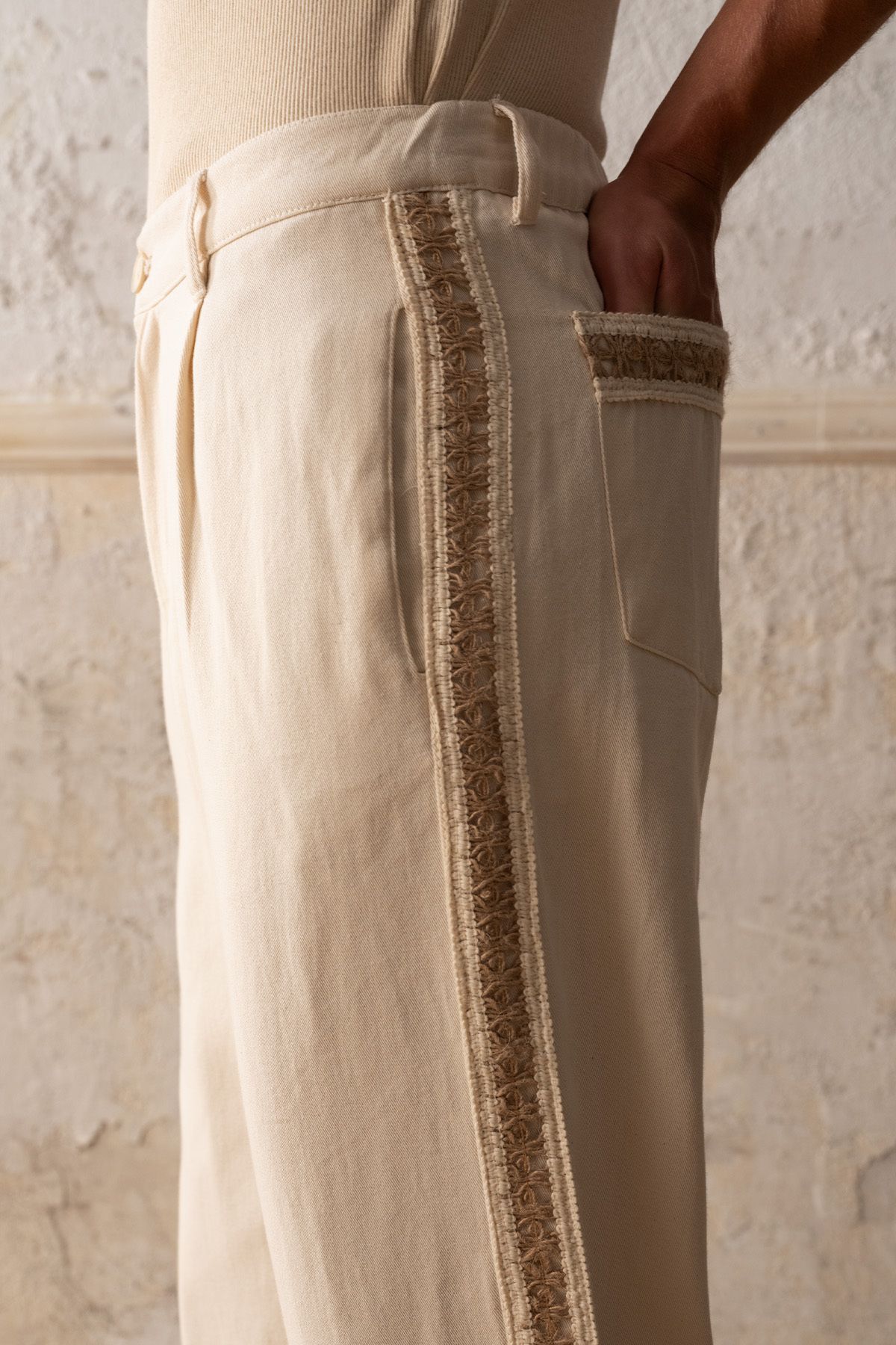 GIESTO-PANTALONI BEJ GABARDINE CU DUNURI 5