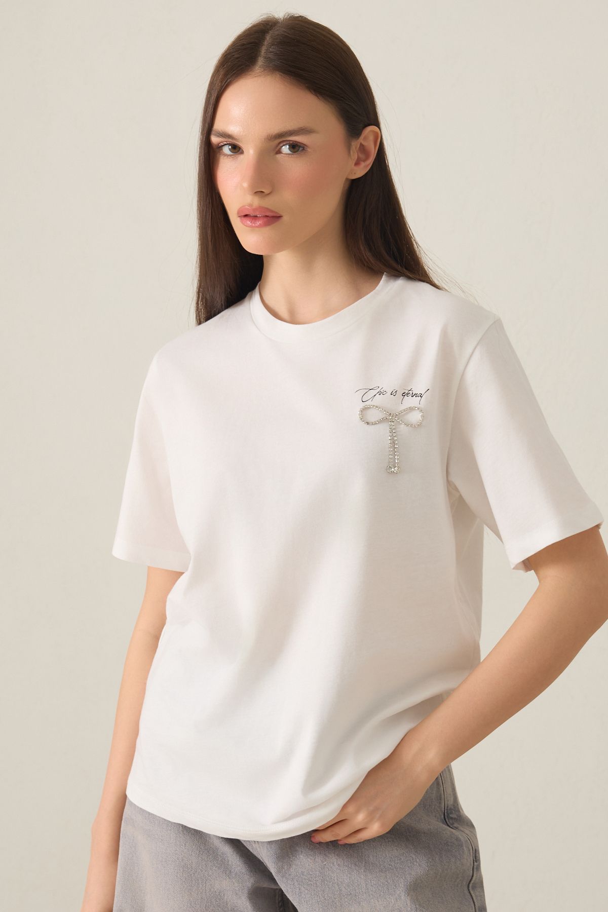 Amia&Co. Ekru Bisiklet Yaka Taş Detaylı Baskılı Kısa Kollu T-Shirt