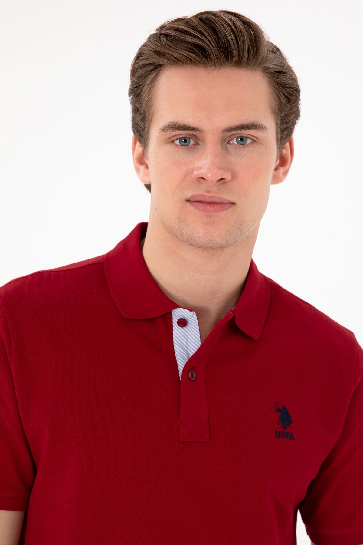 U.S. Polo Assn.-تي شيرت رجالي ذو قصة عادية وياقة بولو باللون الأحمر الداكن 50298031 -vr014 2
