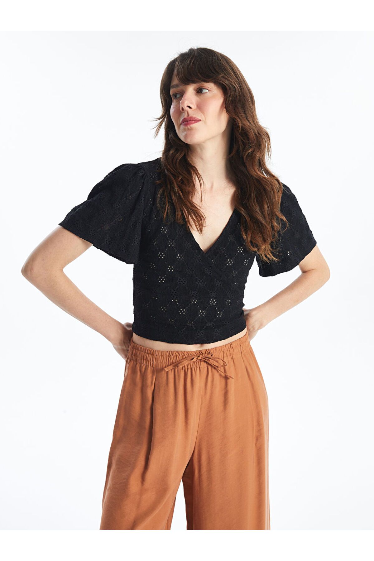 LC Waikiki LCW Kruvaze Yaka Nakışlı Kısa Kollu Kadın Crop