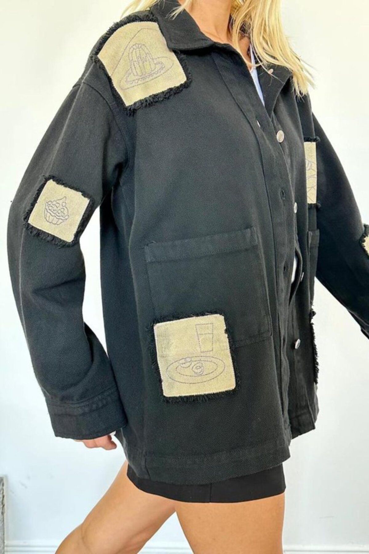 leyla sanat sanata yeni bir bakış açısı leyla sanat sanata yeni bir bakış açısı Siyah Gabardin Arma Detaylı Gömlek Ceket