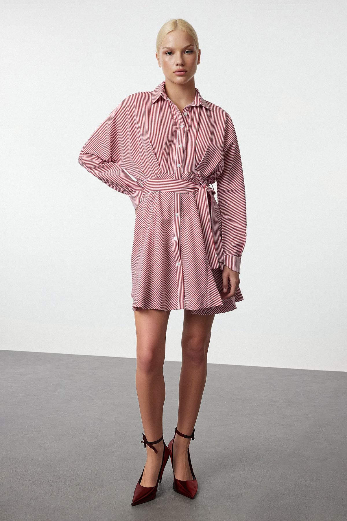 Trendyol Collection Burgundowa, Prążkowana, Mini Sukienka Koszulowa Z Tkaniny Twoaw25el00154 Kobieta - 36