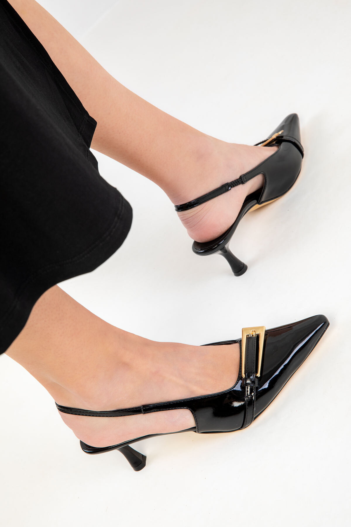 Classic women's shoes with heel of black patent leather 20387