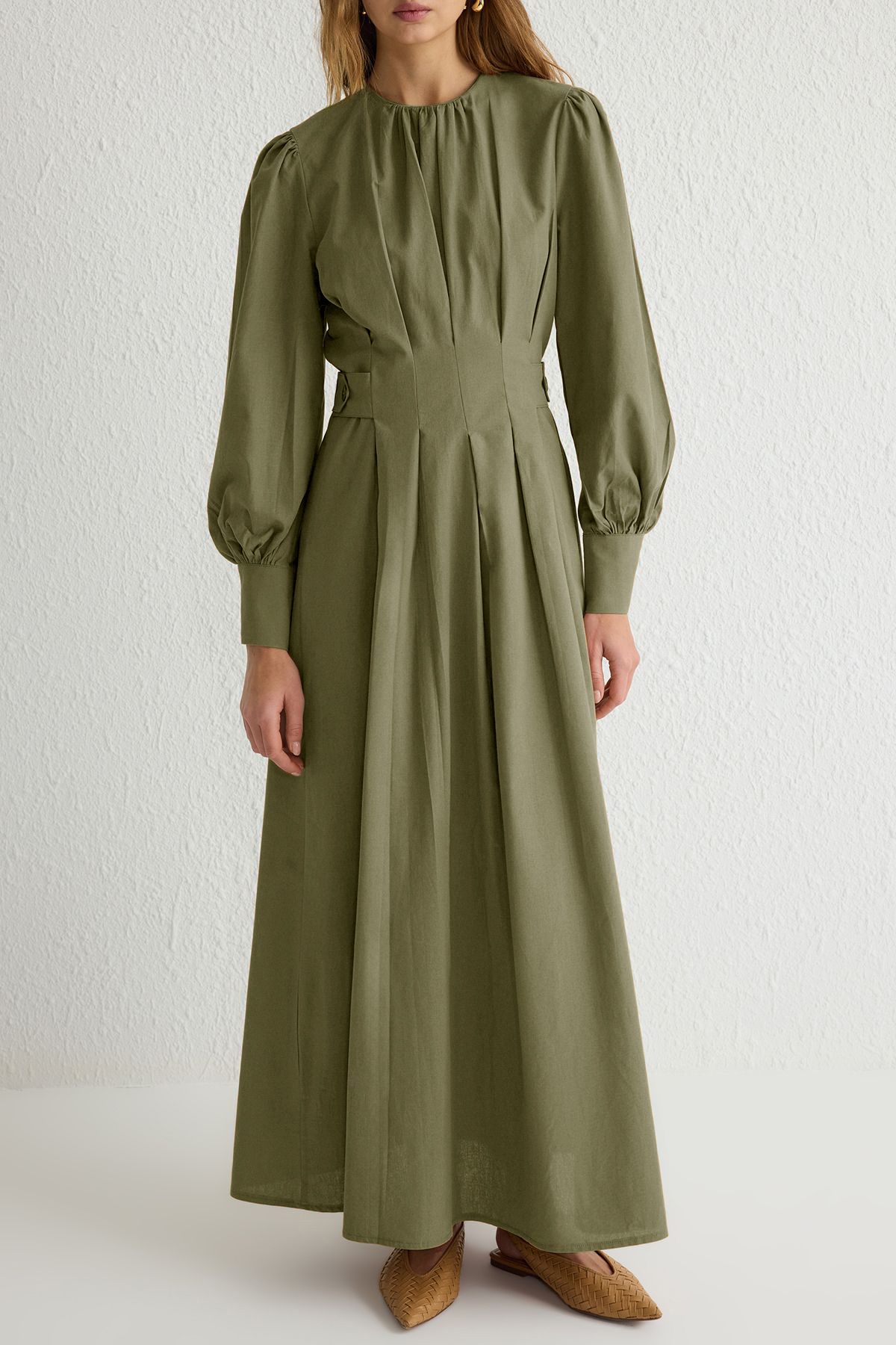 Trendyol Modest-Khakifarbenes, plissiertes, gewebtes Kleid aus 100 % Baumwolle TCTSS25EB00001 3