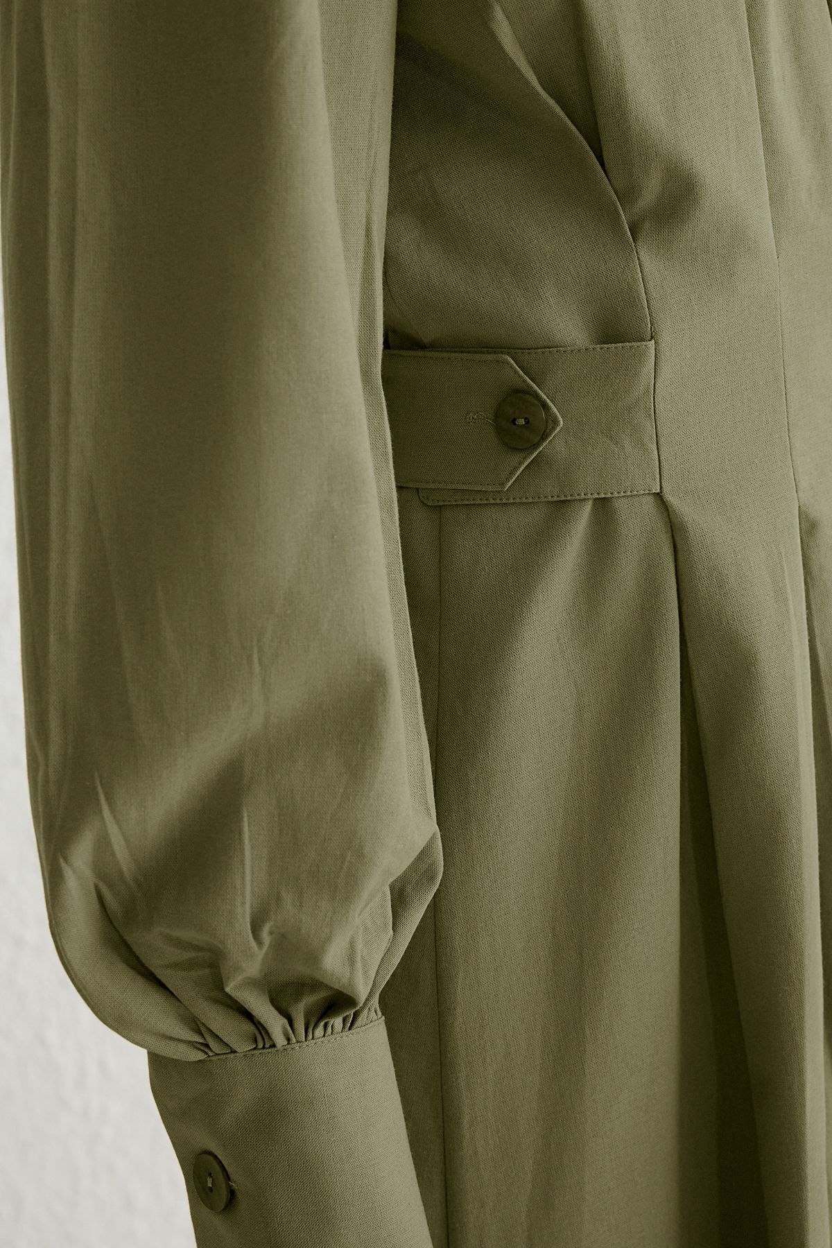 Trendyol Modest-Khakifarbenes, plissiertes, gewebtes Kleid aus 100 % Baumwolle TCTSS25EB00001 4