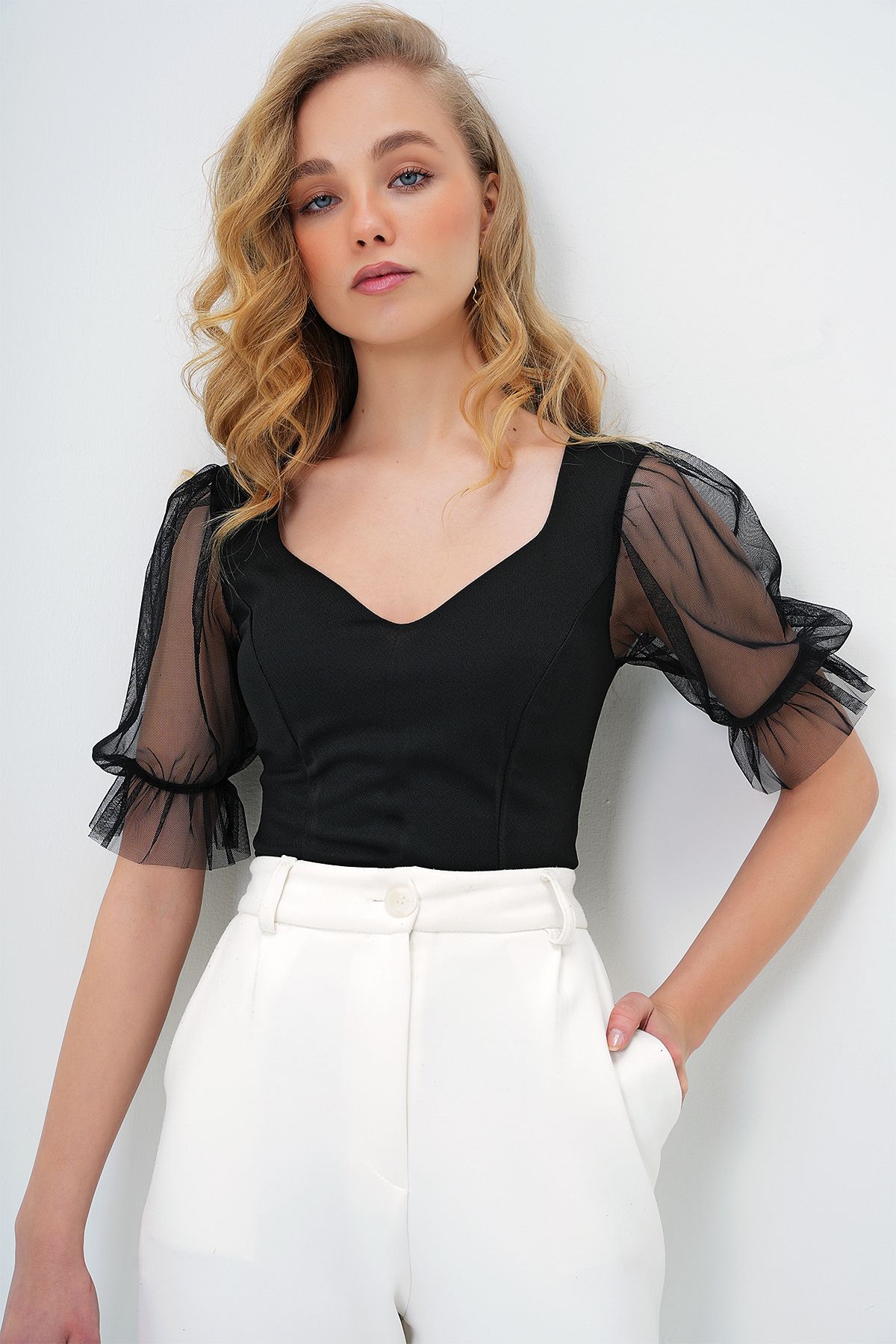Trend Alaçatı Stili-Schwarze Damenbluse mit herzförmigem Ausschnitt und Tüllärmeln ALC-X13686 2