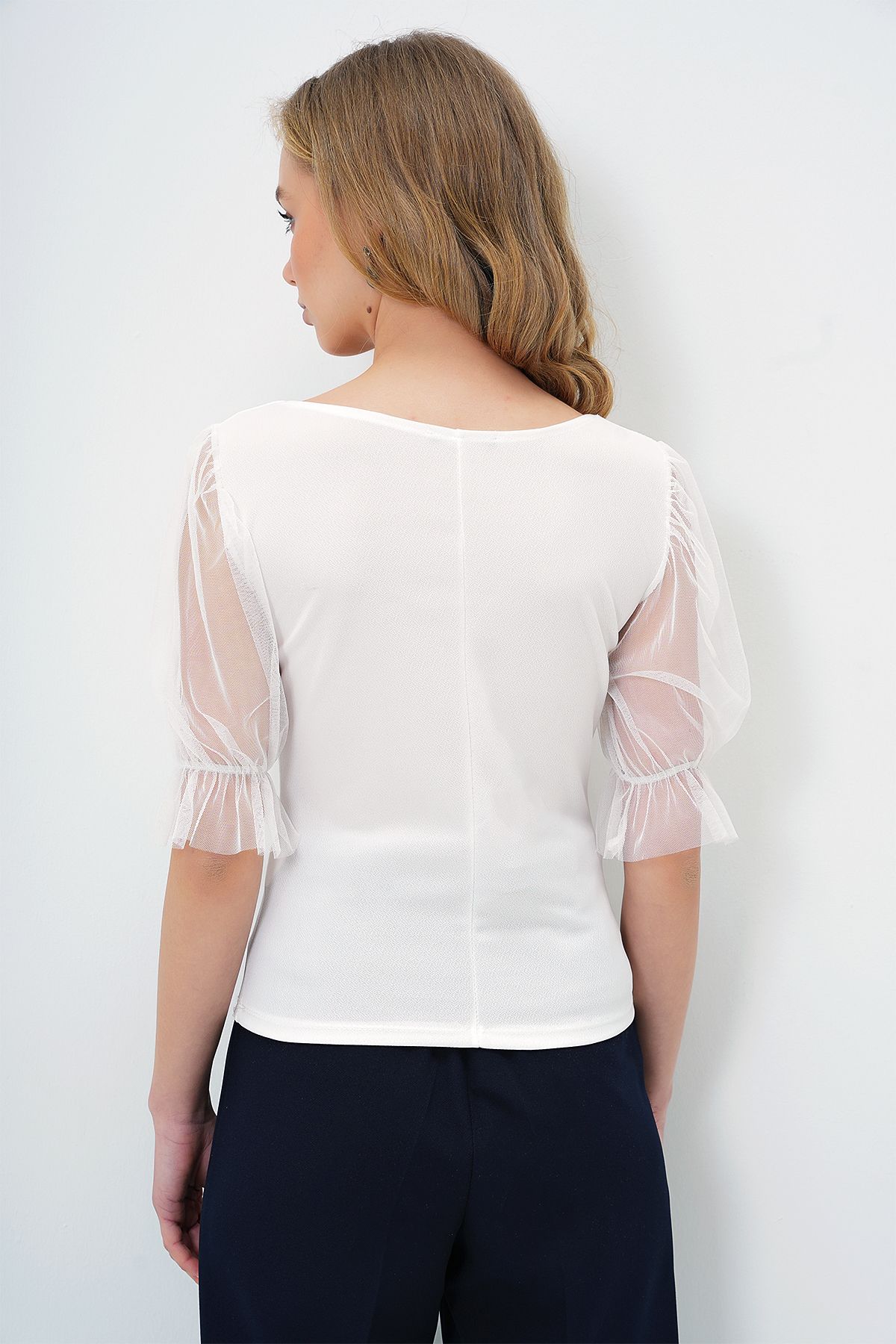 Trend Alaçatı Stili-Weiße Damenbluse mit herzförmigem Ausschnitt und gerafften Ärmeln aus Tüll ALC-X13686 6
