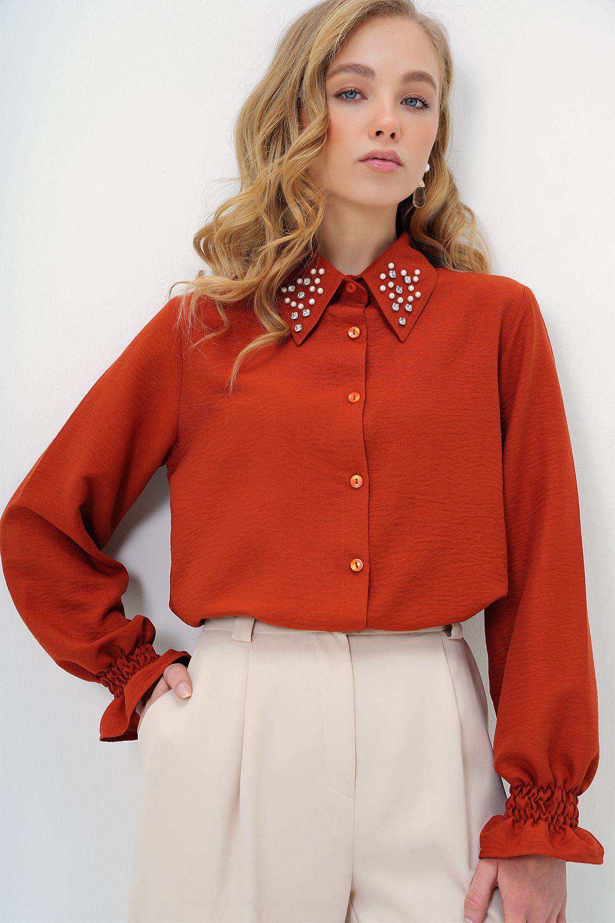 Trend Alaçatı Stili-Aerobin-Shirt für Damen mit Perlen- und Steinstickerei ALC-X10085 2