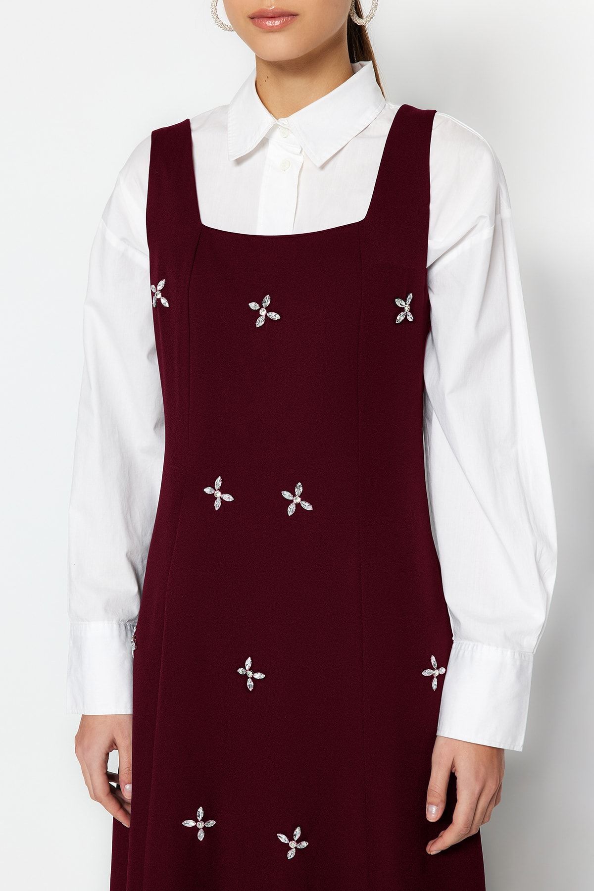Trendyol Modest-Burgundowa sukienka kamizelka z kwadratowym kołnierzykiem i haftem kamiennym TCTSS23EB00157 2