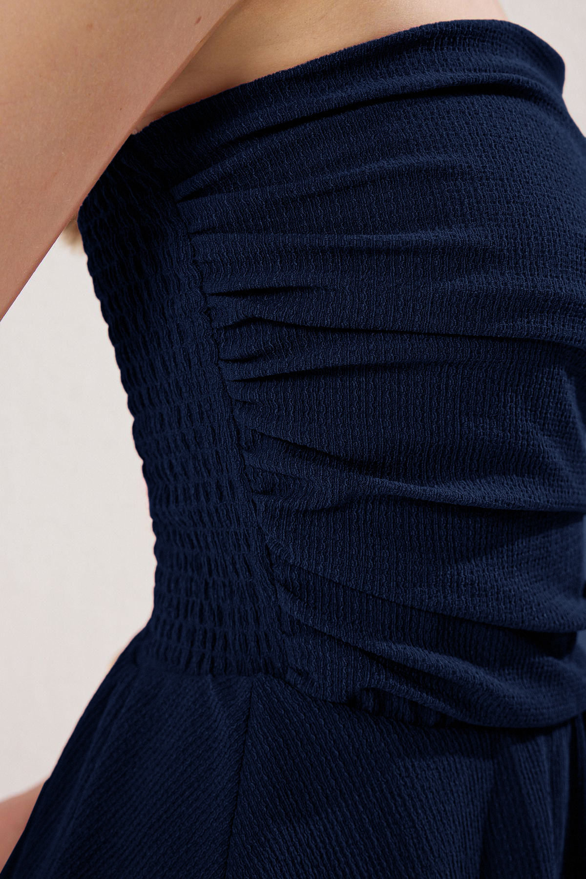 Trendyolmilla  Lacivert Straplez Skater/Belden Açılan Fitilli Esnek Mini Örme Elbise TWOSS25EL00667 - Görsel 3