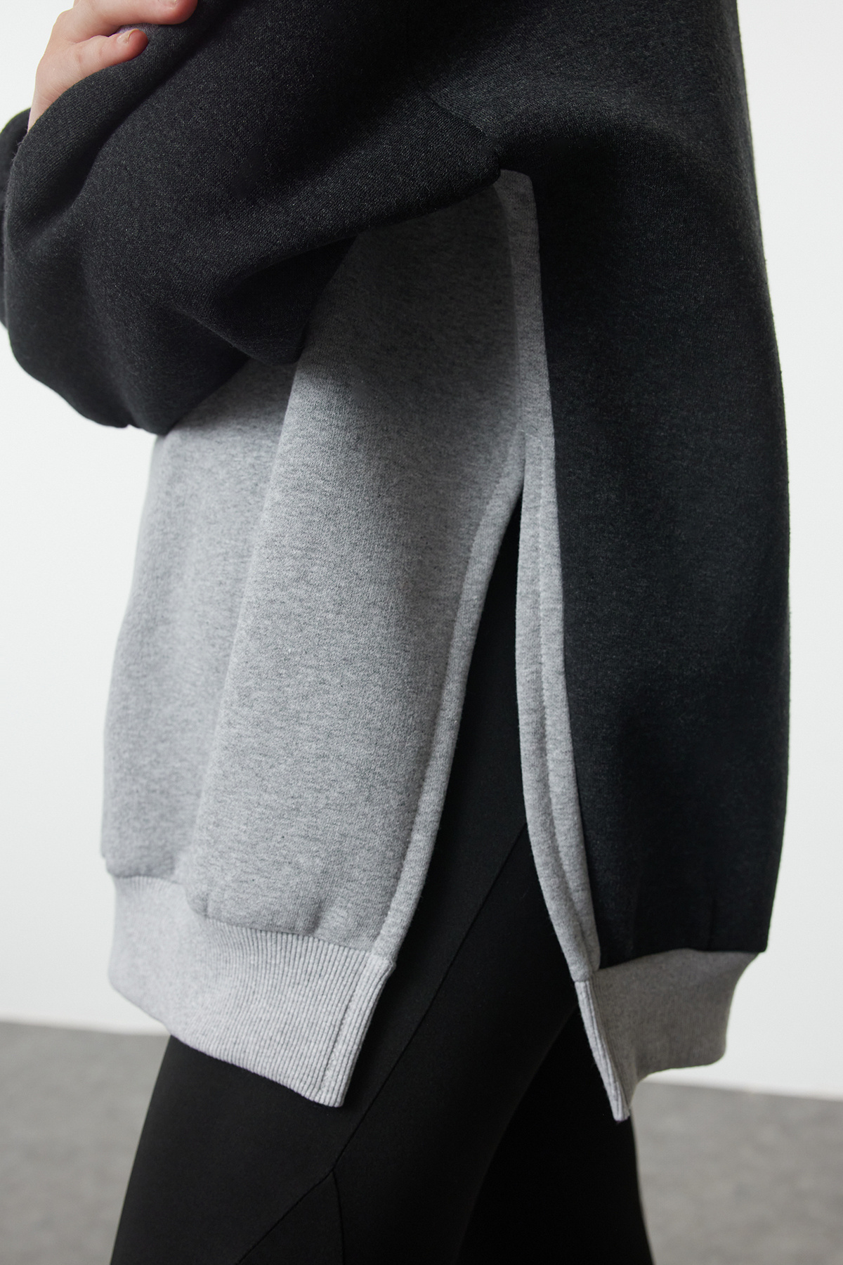 Trendyolmilla  Antrasit Pamuklu Renk Bloklu Geniş Kalıp İçi Polarlı Örme Spor Sweatshirt TWOSS22SW0074 - Görsel 4